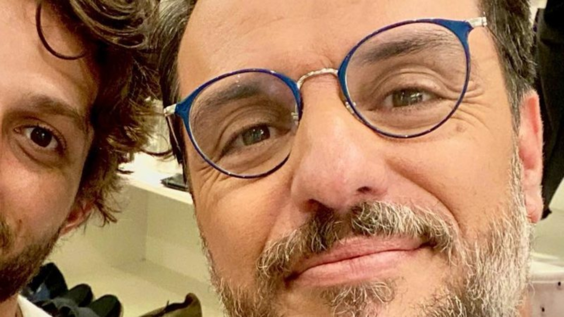 Gatos, Rodrigo Lombardi encontra Chay Suede nos bastidores de ‘Travessia’: “Significado de tanto faz”