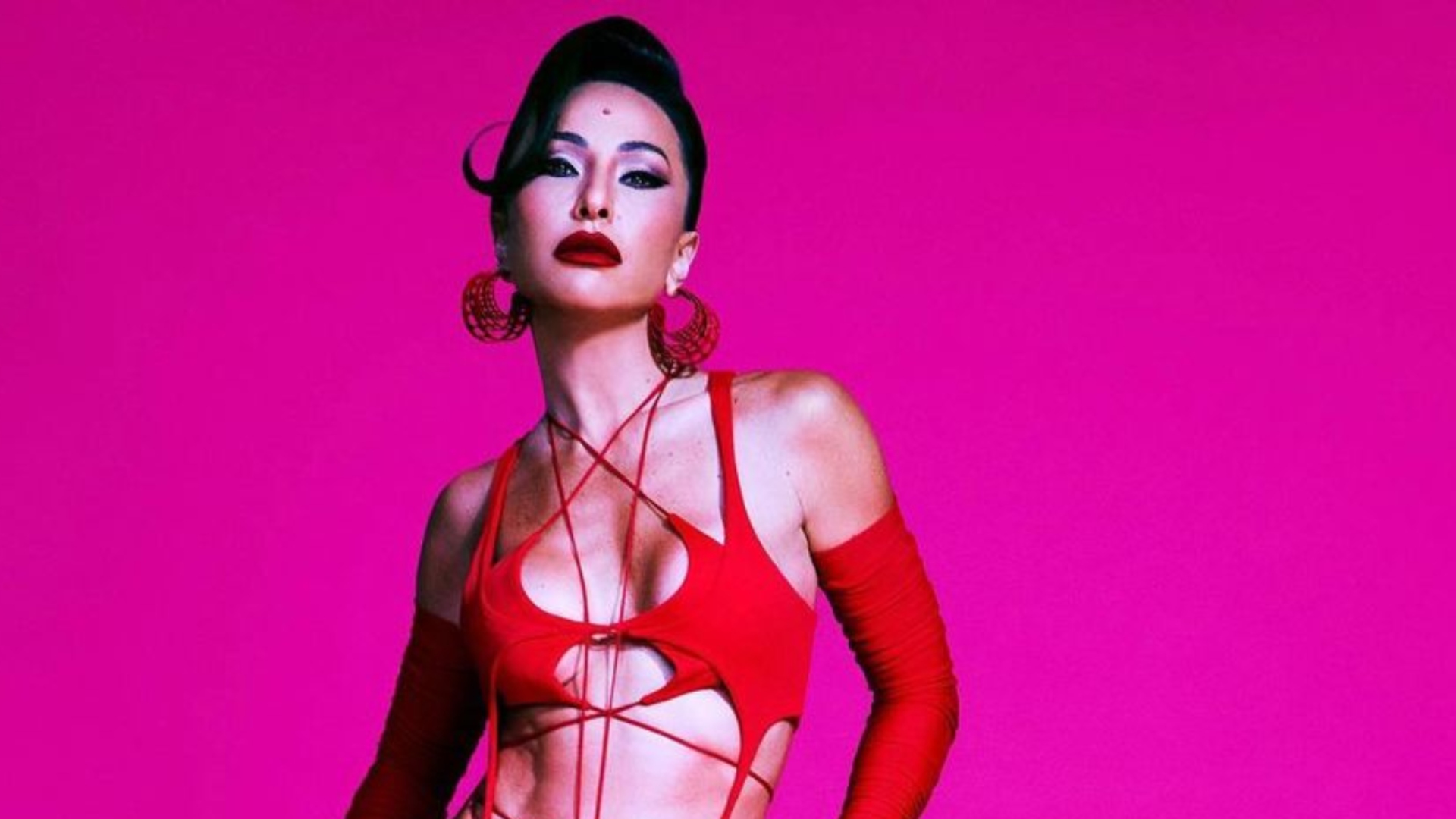 Sabrina Sato aposta em look ousado, surge com vestido recortado e coloca bumbum para jogo: “A maior”