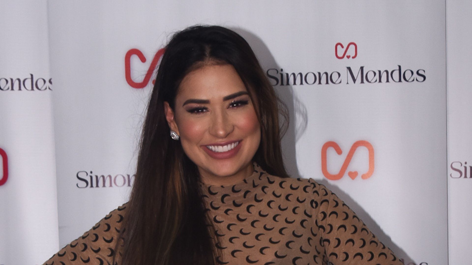 Mais sequinha, Simone Mendes faz show com blusa transparente e esbanja sensualidade