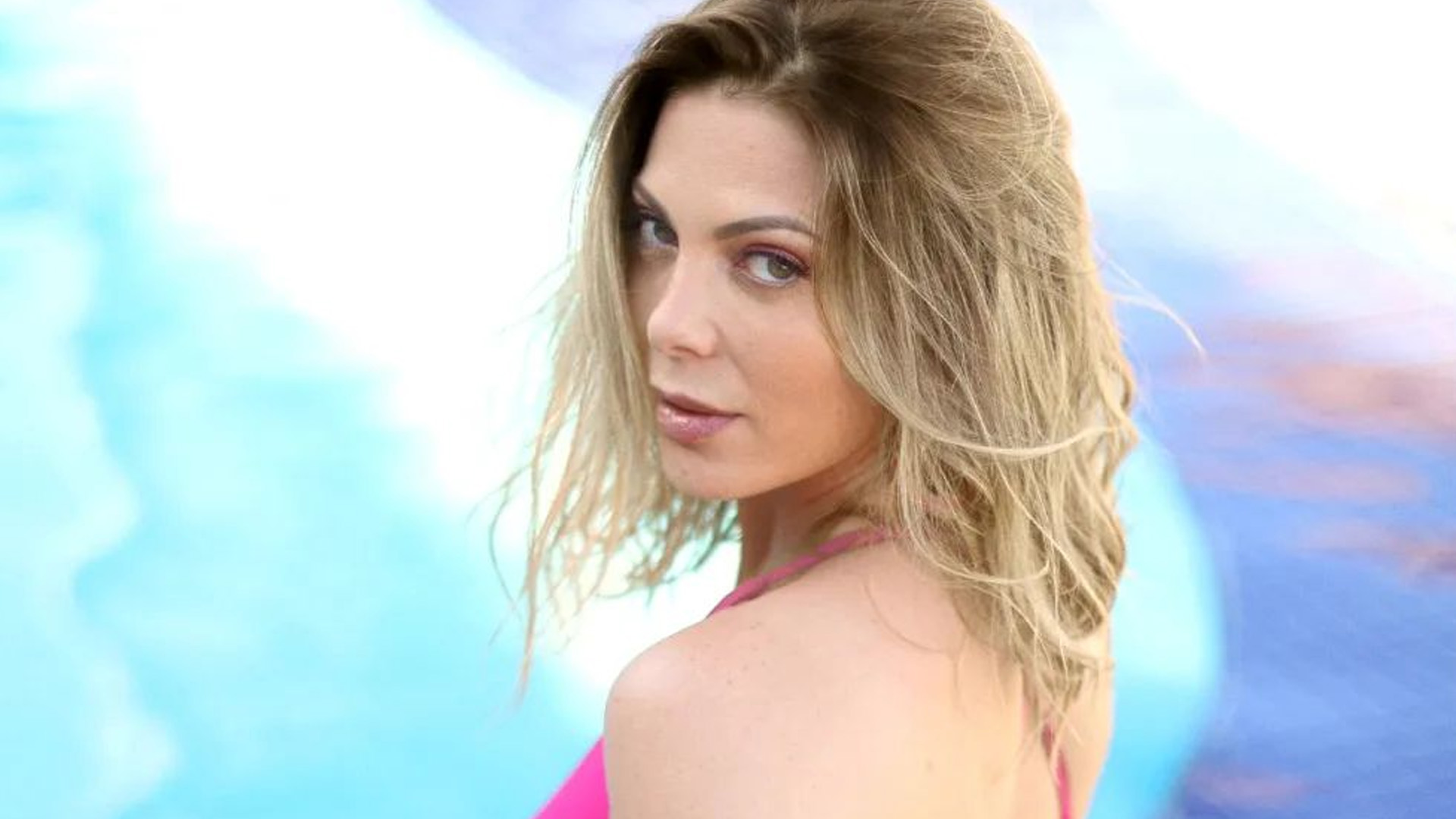 De biquíni pink, Sheila Mello mostra corpo impecável aos 44 anos: “Irresistível”