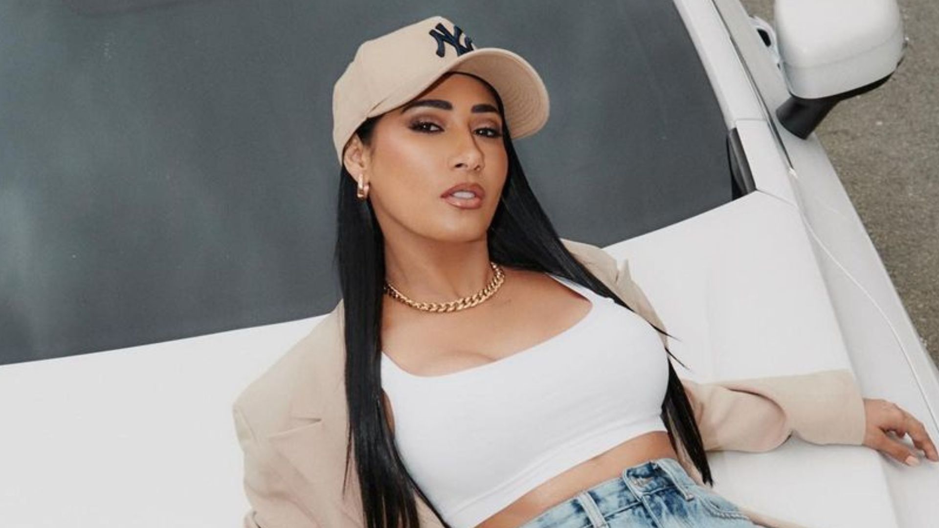 Simaria abre as pernas em jeans picante e deixa fãs fora de si: “Mulher surreal”