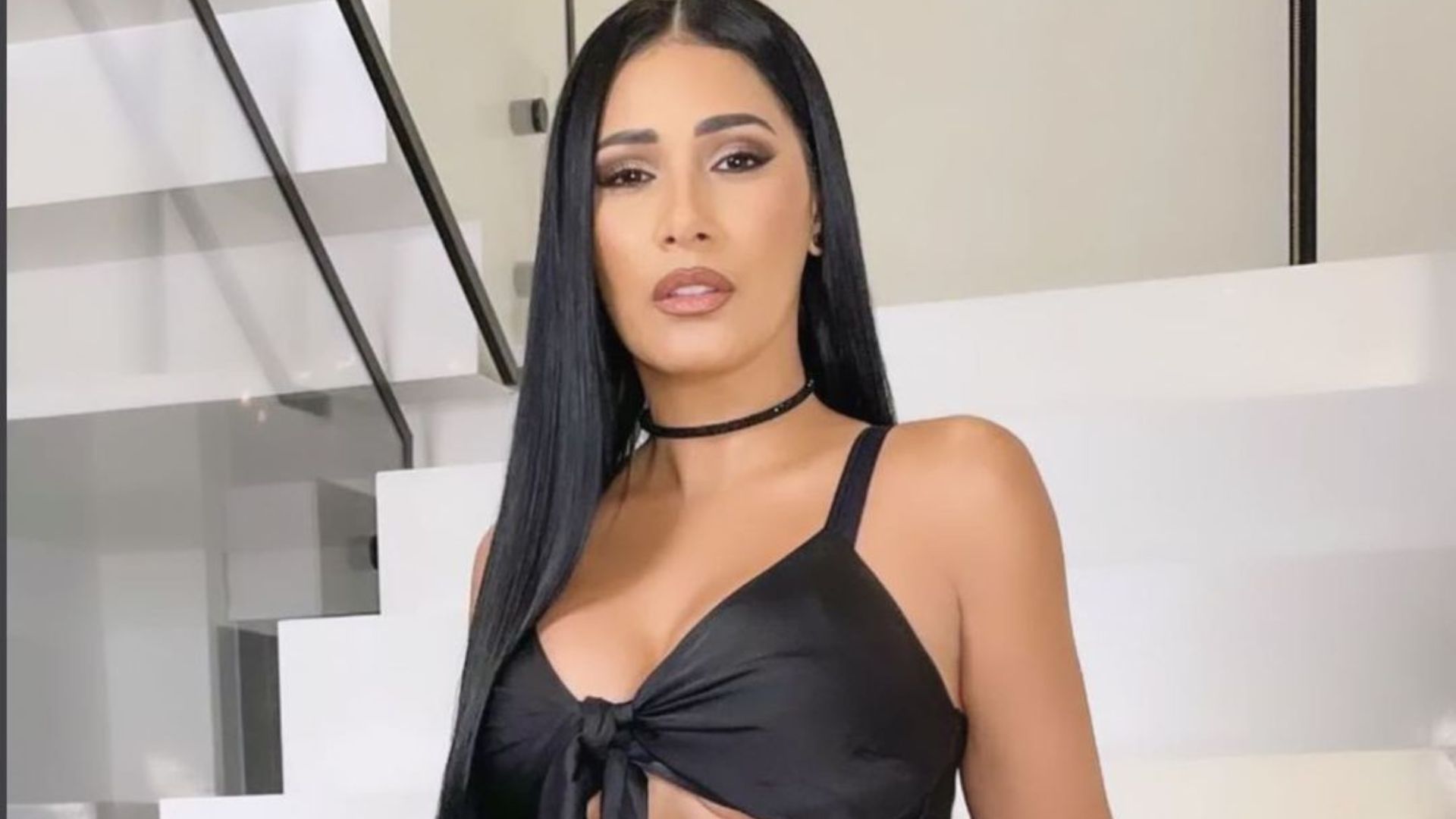 Simaria amarra o corpo com vestido de fitas e pergunta opinião dos fãs