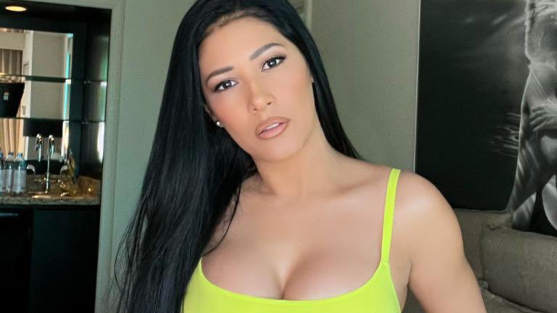 Simaria é detonada após publicar clique picante de biquíni: “Vive disso agora?”
