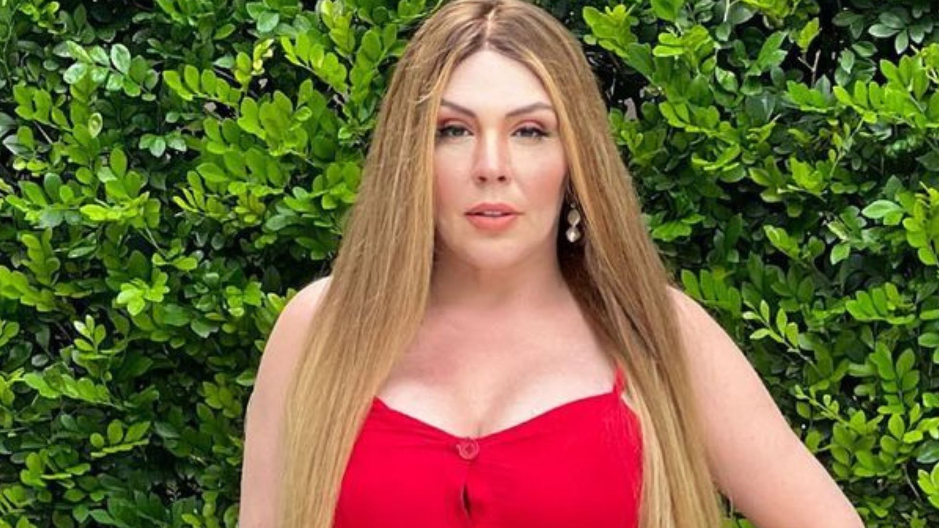 Simony aperta decote em vestido fendado e deixa pernões de fora: “Suportando o processo”