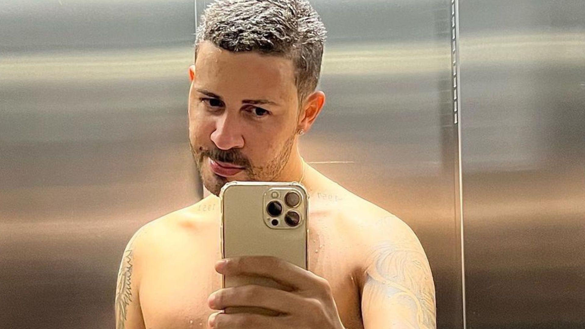 Solteiríssimo, Carlinhos Maia posa sem camisa e corpo sarado chama atenção: “Modelo”