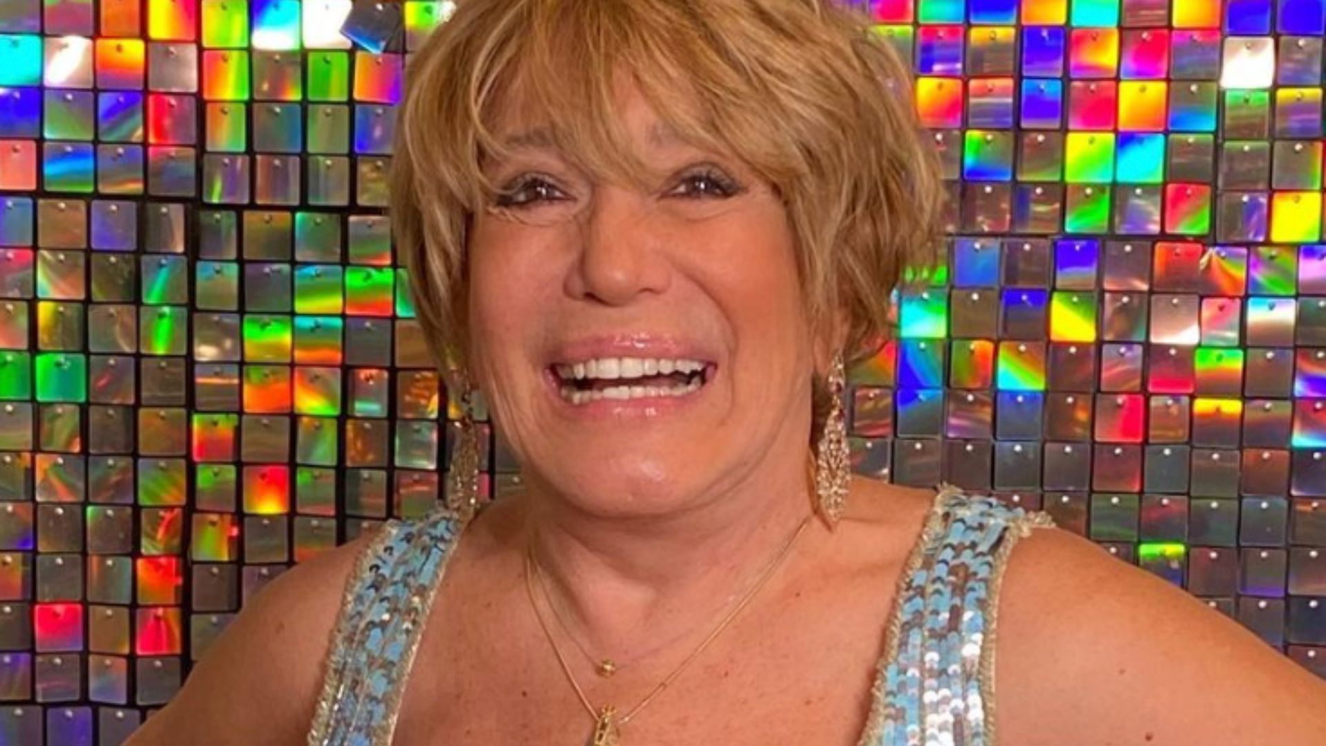 Aos 80 anos, Susana Vieira rouba a cena ao posar com vestidinho coladíssimo: “Uma mocinha”