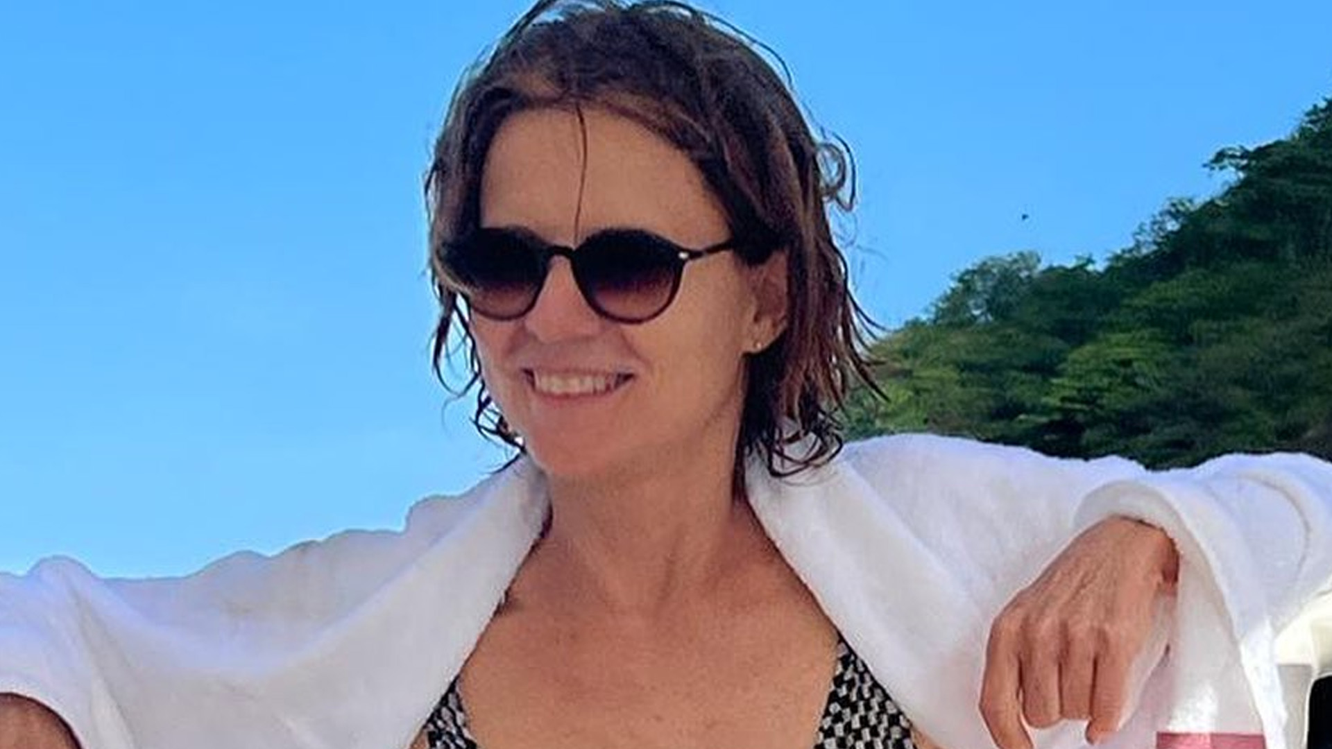 Ex de Jô Soares, Vera Zimmermann mostra corpão de biquíni e recebe elogio da namorada: “Gata”