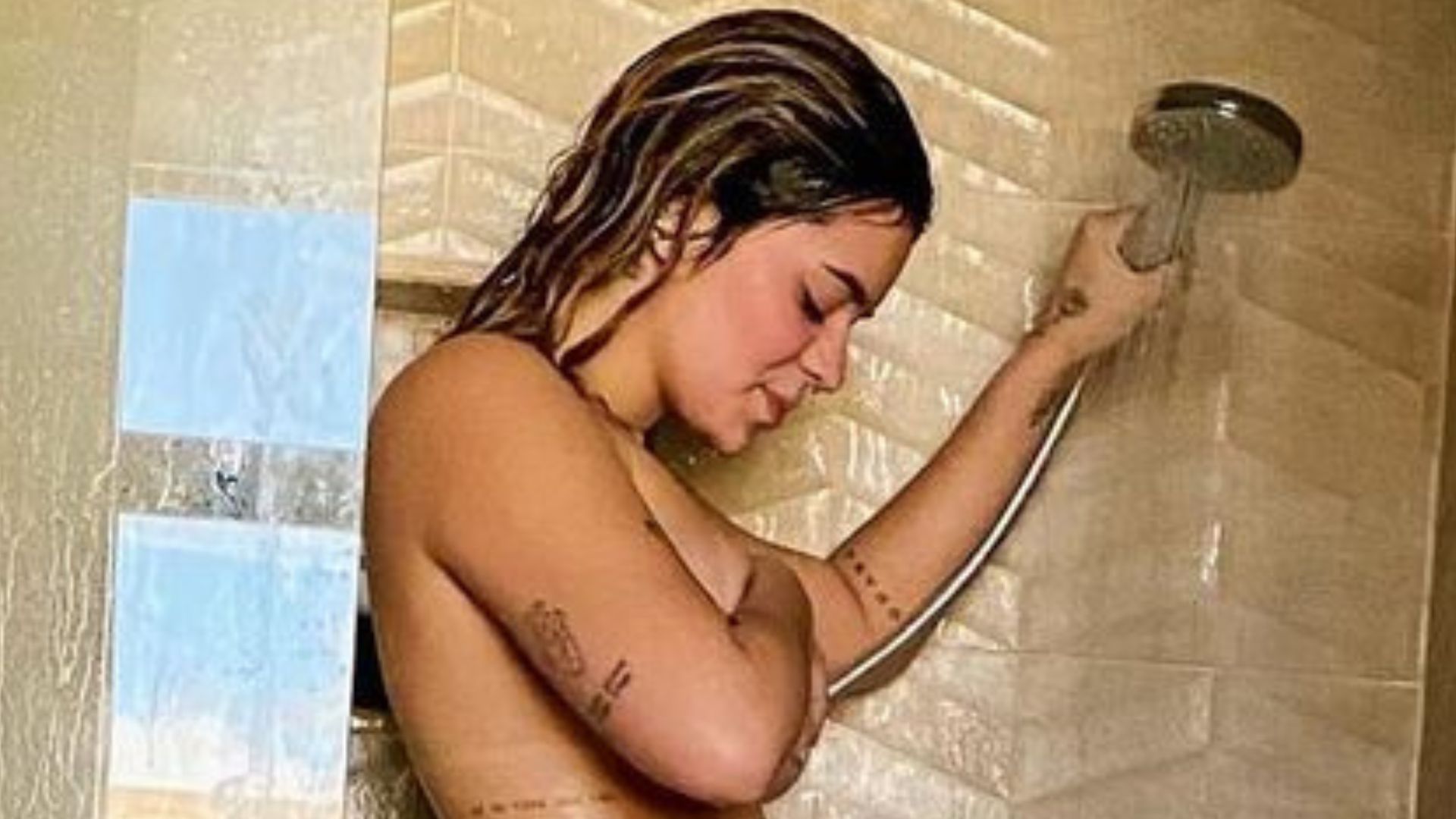 Viih Tube surge nua no banho e encanta fãs com barriguinha de grávida: “Eu e você”