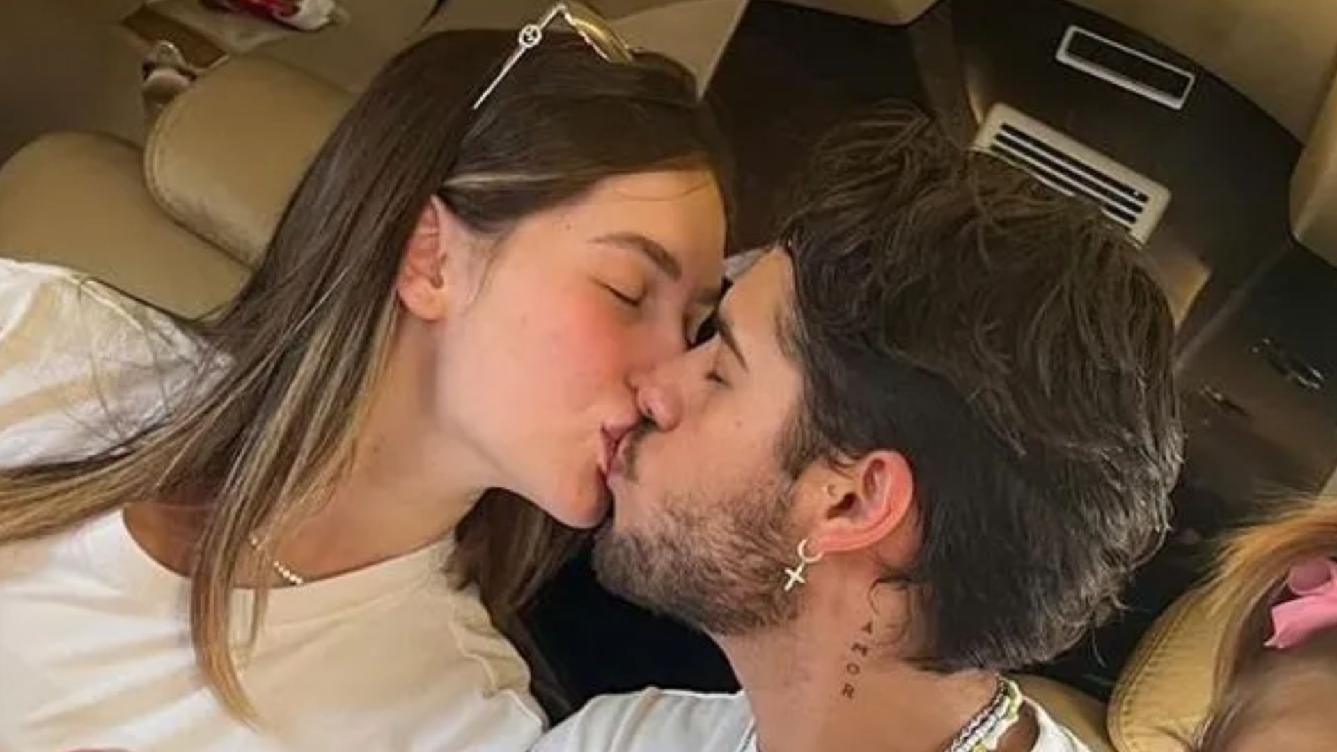 Virgínia Fonseca e Zé Felipe dão beijão em primeira viagem da caçula de jatinho: “Partiu!”