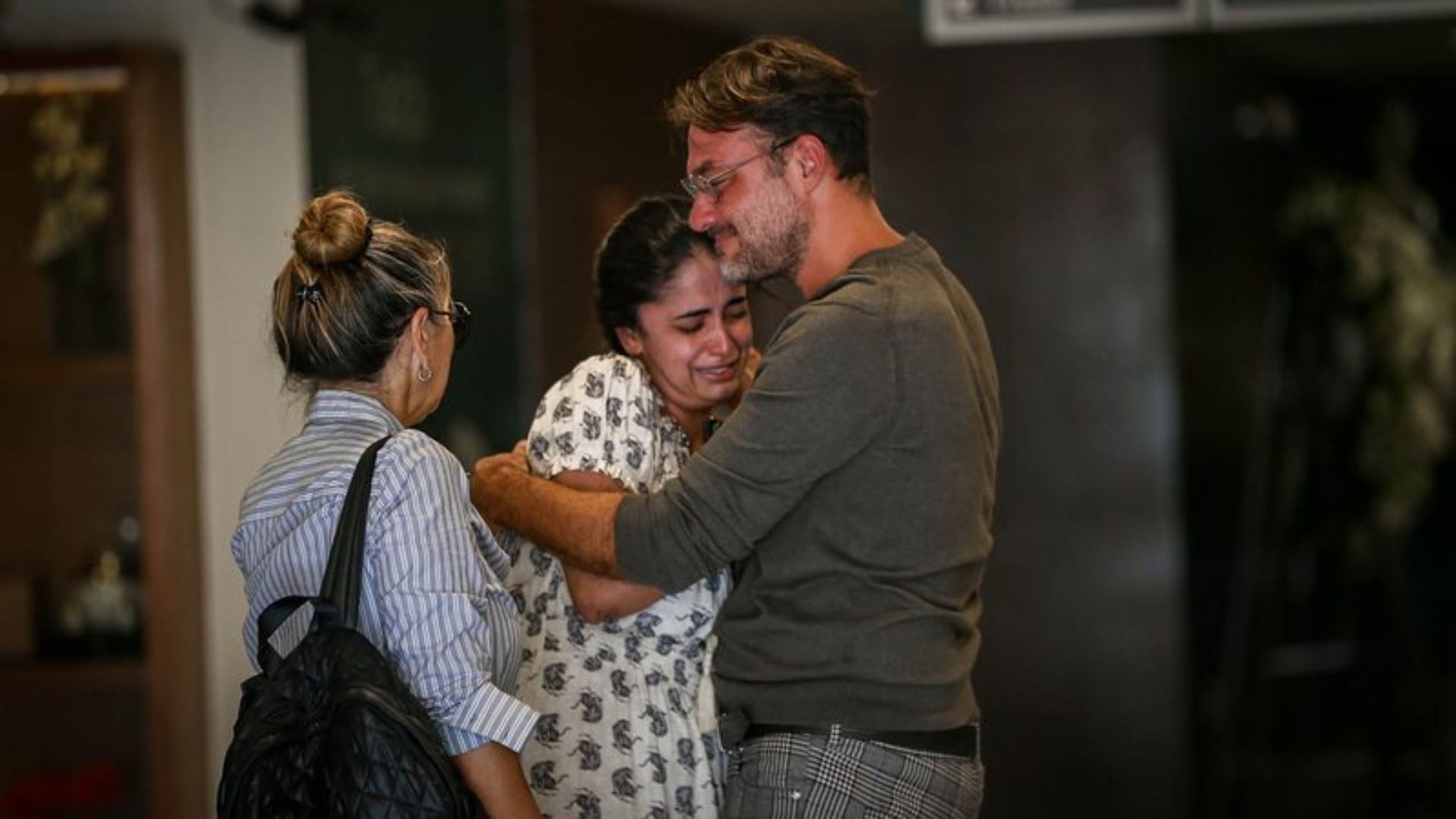 Aos prantos, viúva de Erasmo Carlos é amparada pela família no velório do cantor