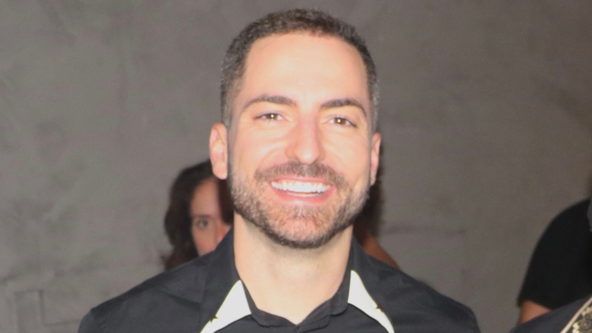 Apaixonado! Viúvo de Paulo Gustavo surge sorridente ao ir ao show do novo namorado