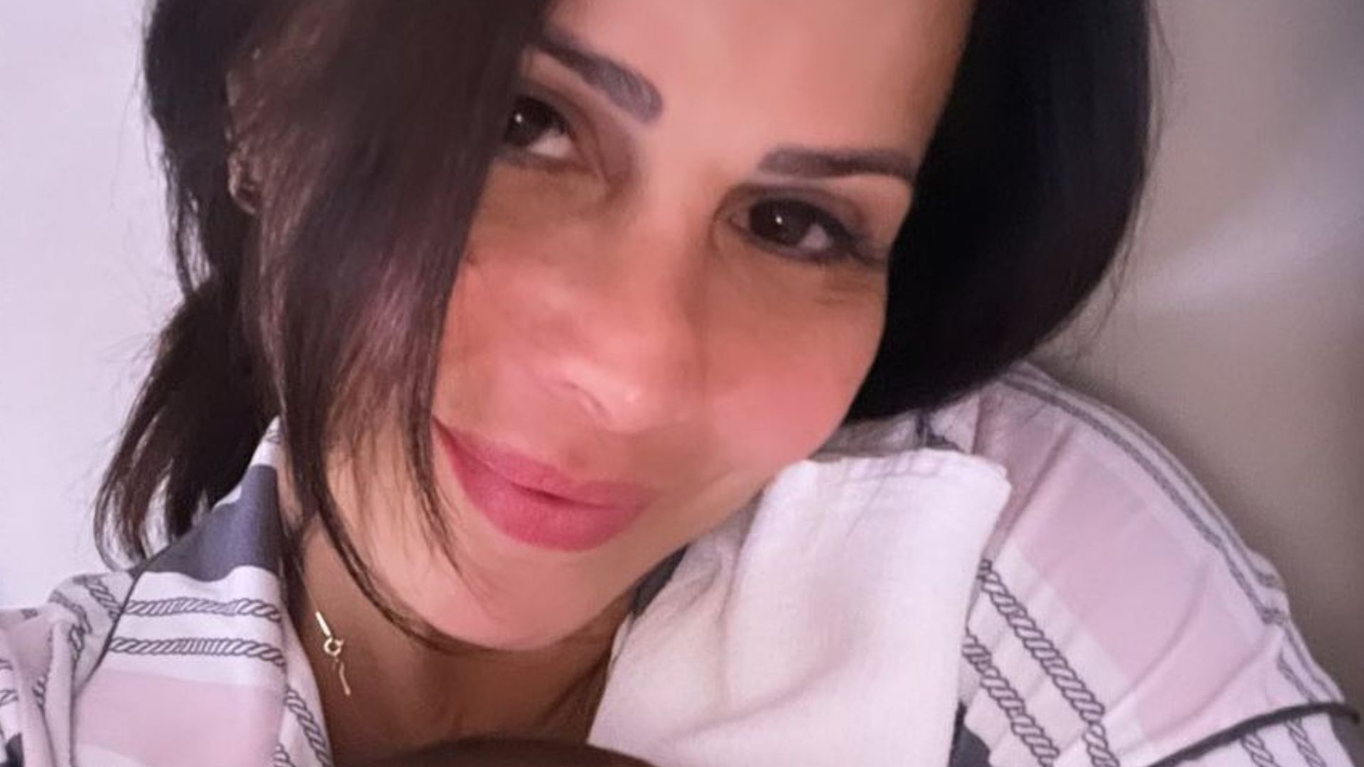 Viviane Araújo surge sem maquiagem agarradinha do filho, Joaquim: “Tão fofo”