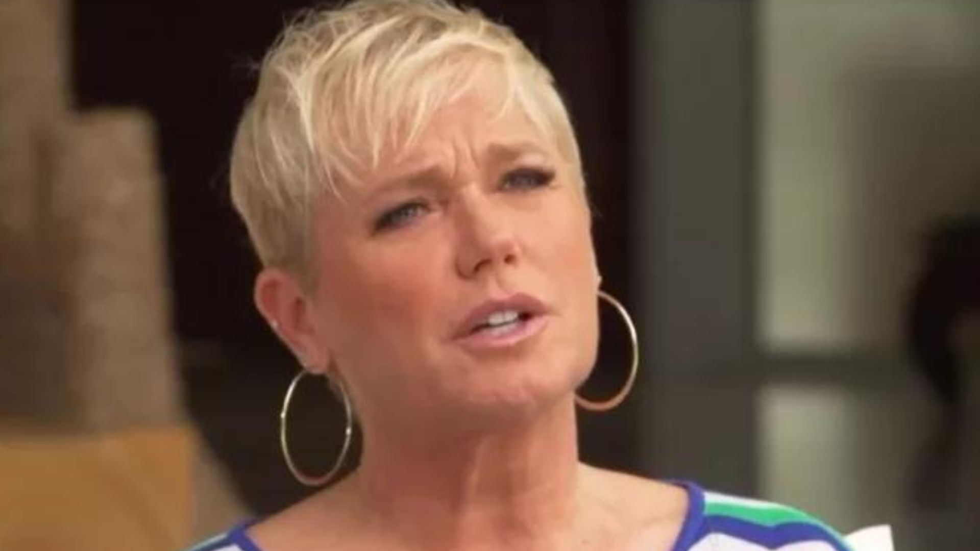 Xuxa Meneghel exibe quarto montado para companheira canina e é detonada na web: “Triste”