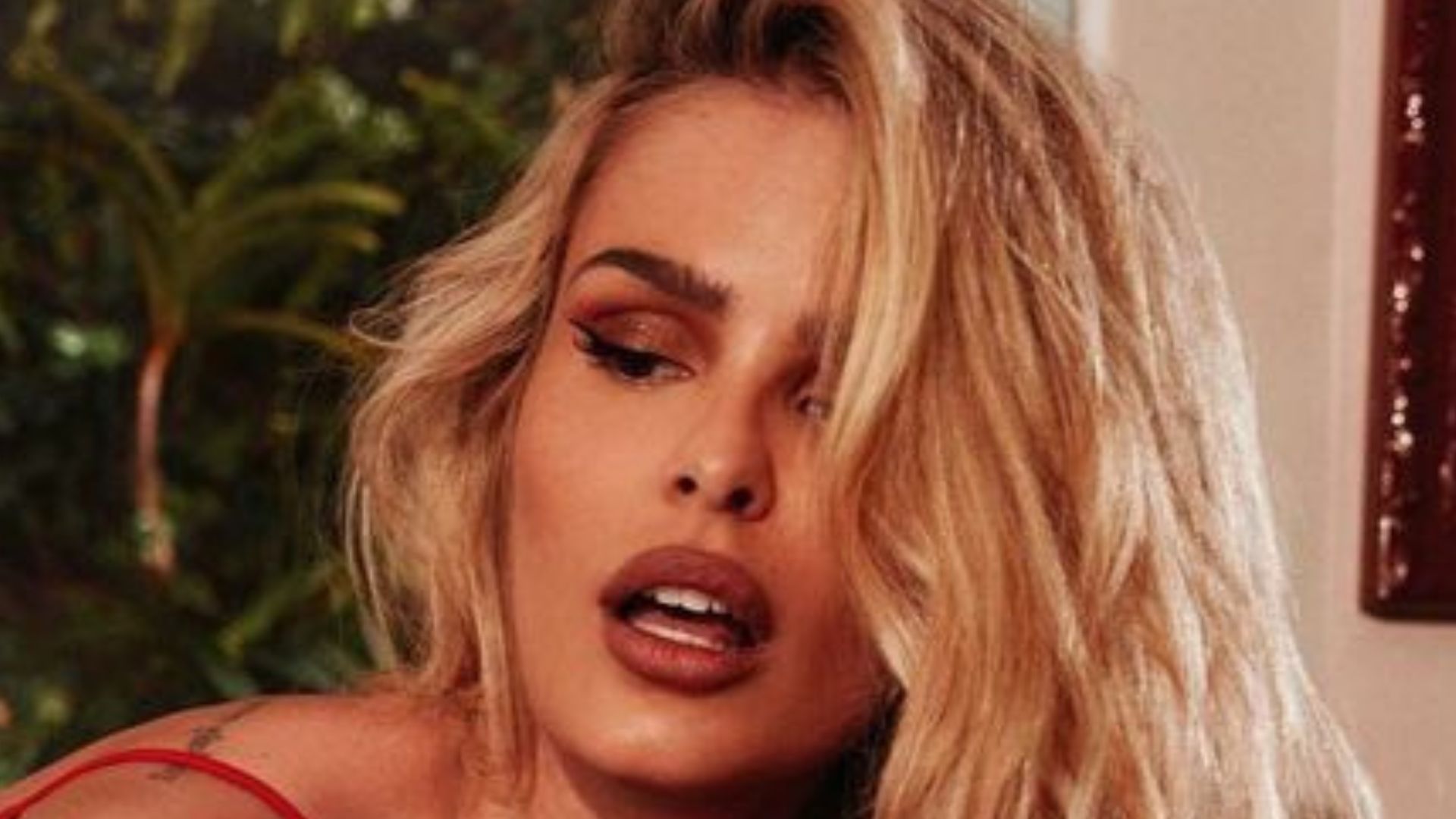 Yasmin Brunet agacha de vestidinho vermelho e fãs babam com pose atrevida: “Espetáculo”