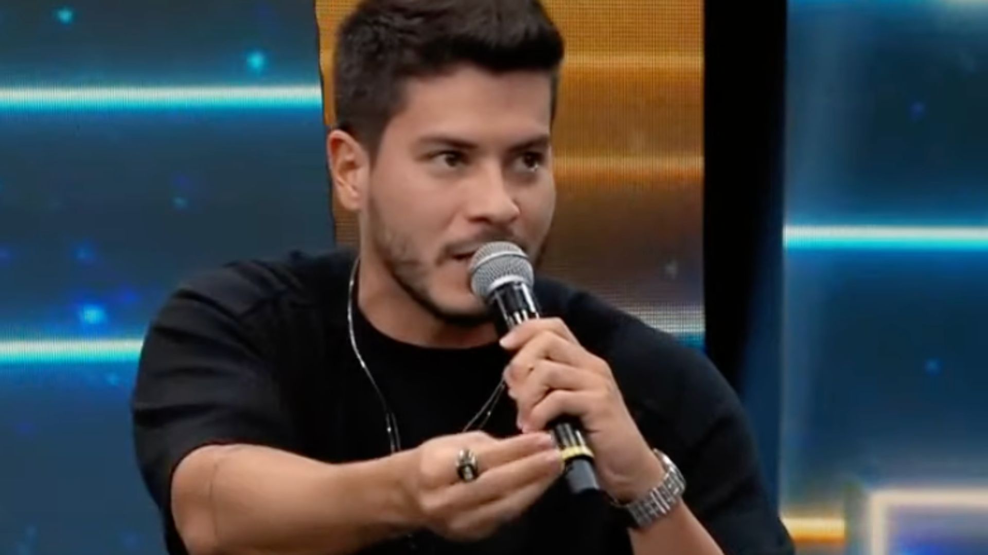 Arthur Aguiar anuncia nova carreira e surpreende fãs: “Me formo agora”