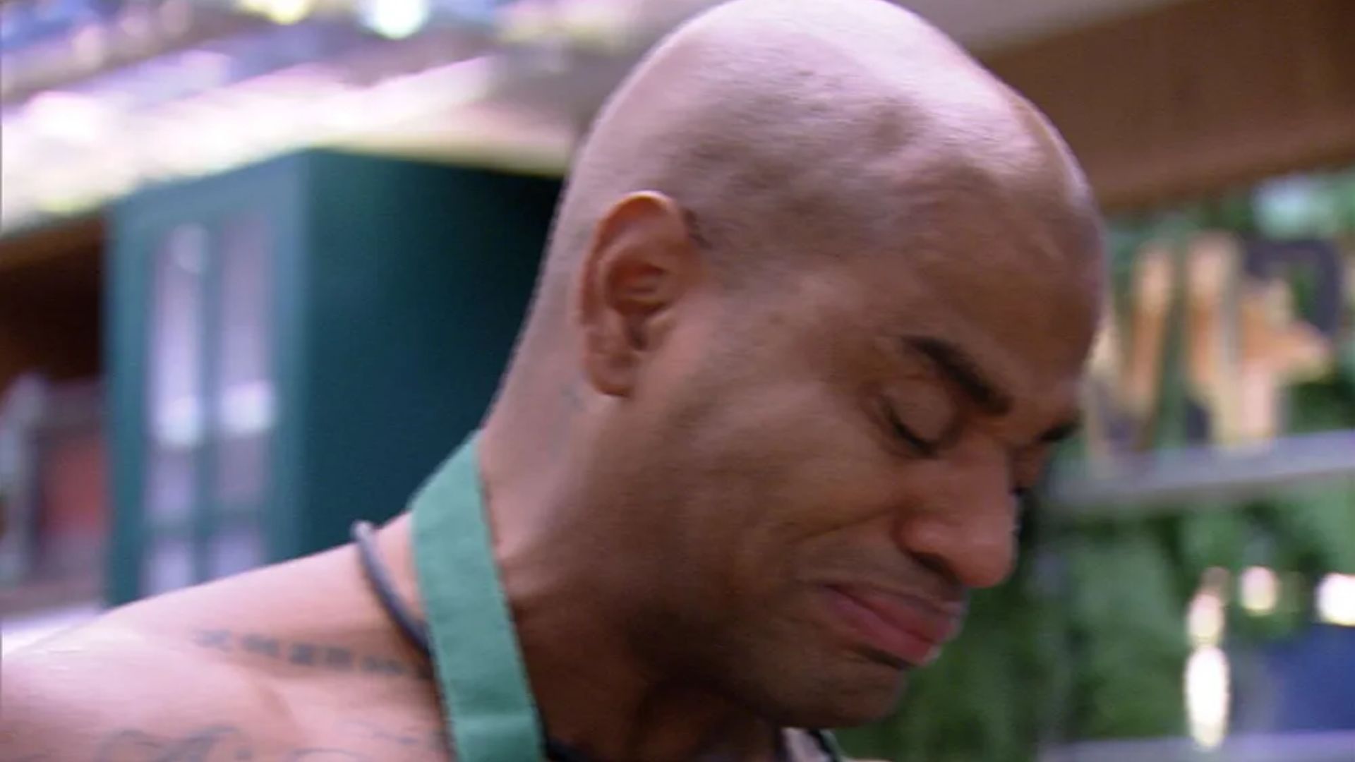 BBB23: Cezar Black fica aos prantos com atitude da produção; veja