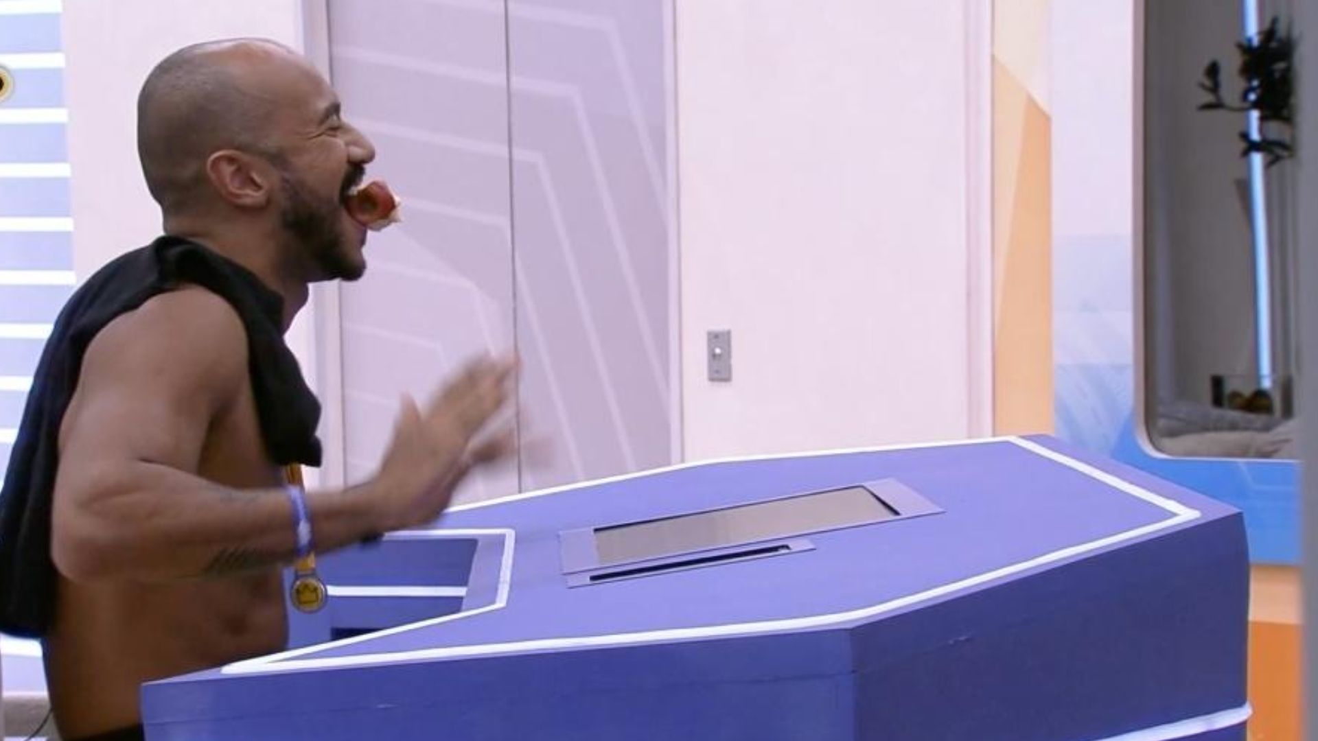 BBB23: Ricardo acorda rivais durante a tarde e debocha: “Vai dormir em casa”