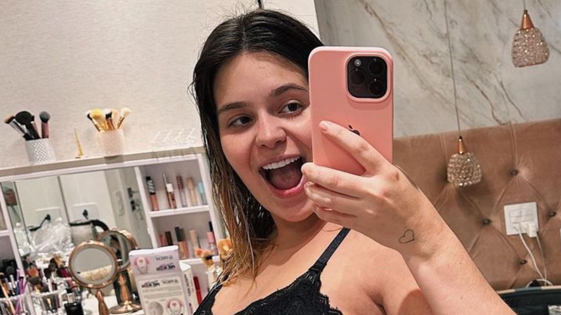 Cansada! Viih Tube exibe barrigão de gravidez e brinca: “Nada de querer sair”