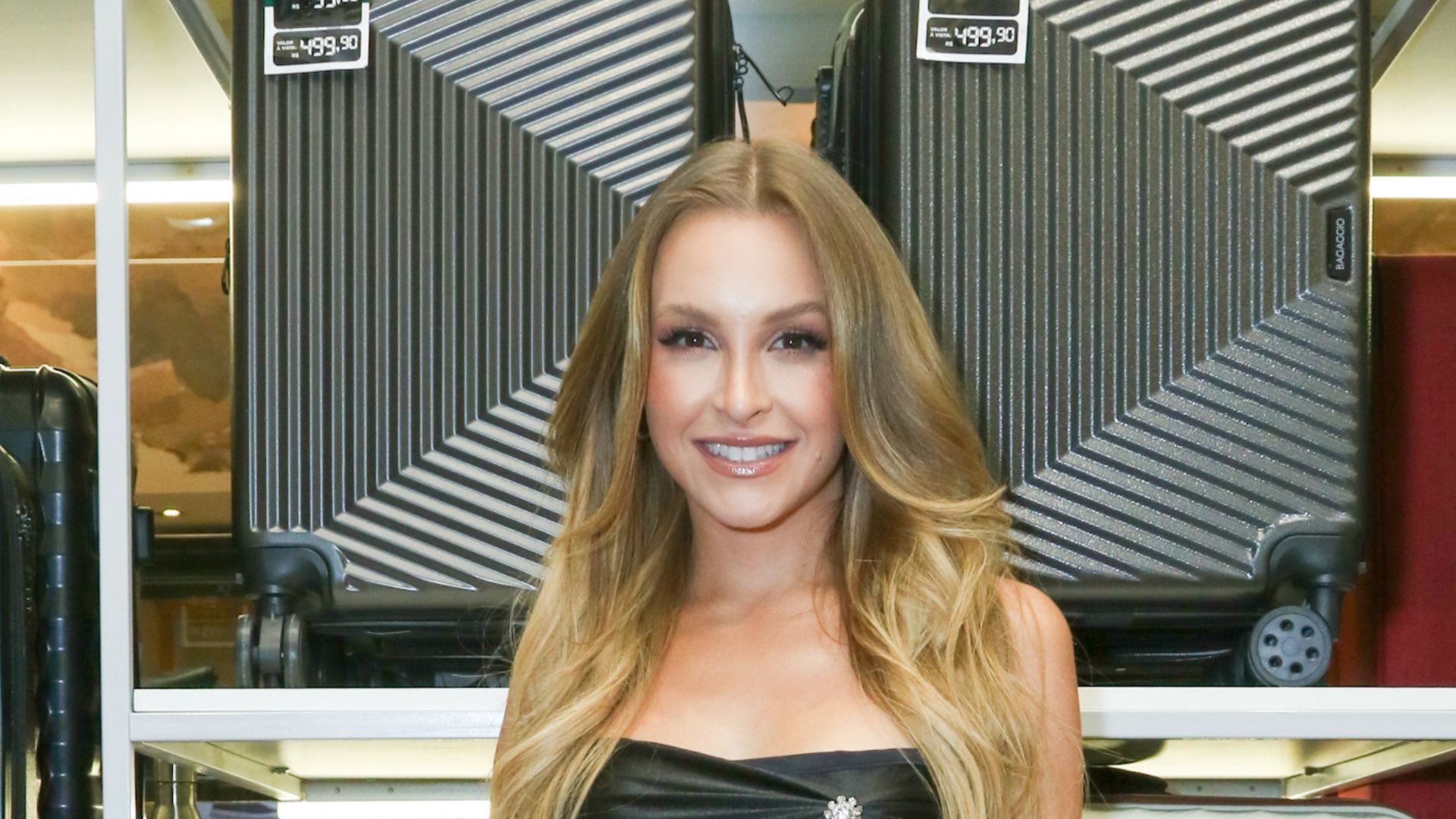 Poderosa! Carla Diaz rouba a cena em evento com vestido curtíssimo e saltão