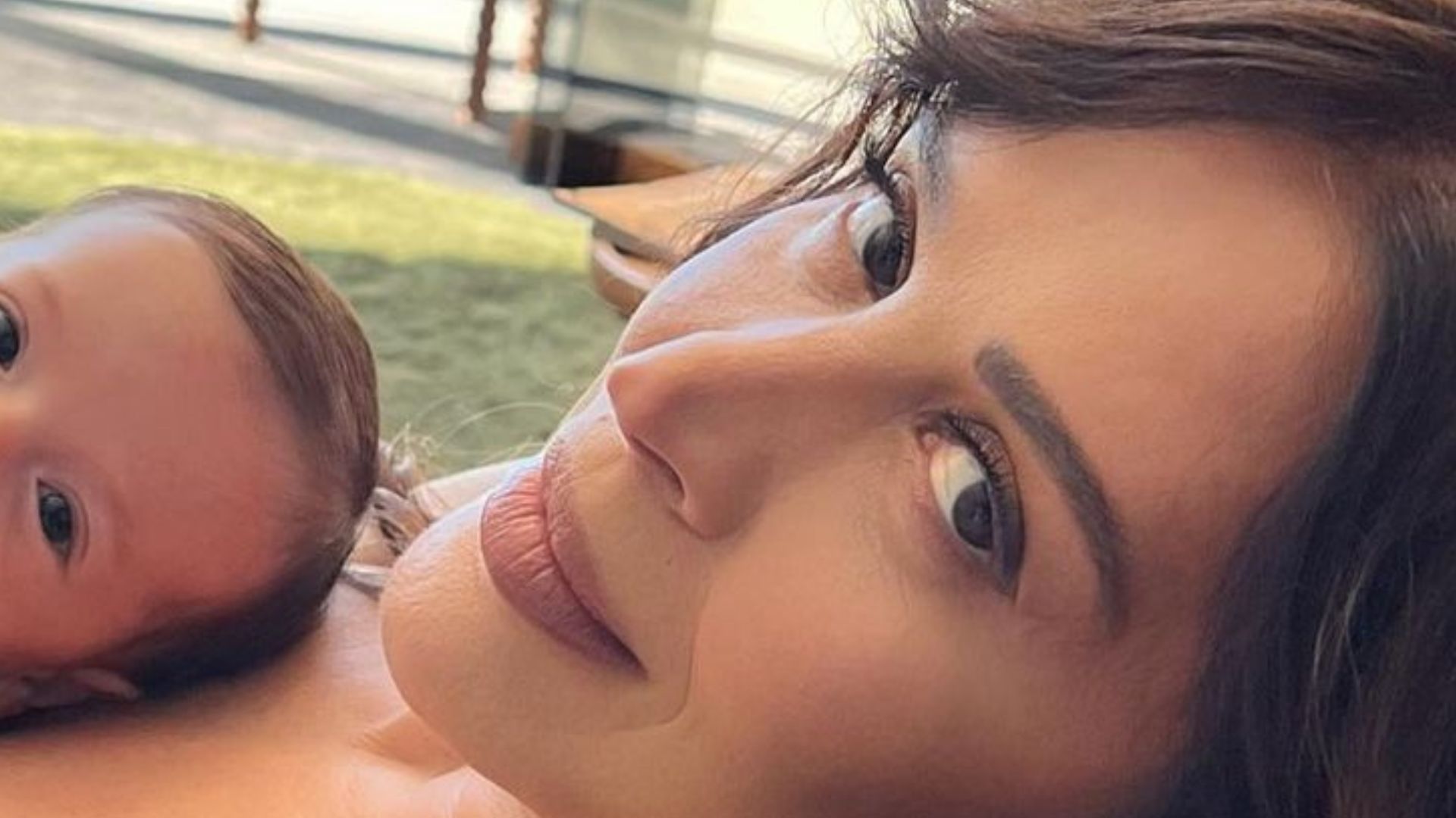 Claudia Raia posa com o filho nos braços e beleza impressiona: “Esse narizinho”