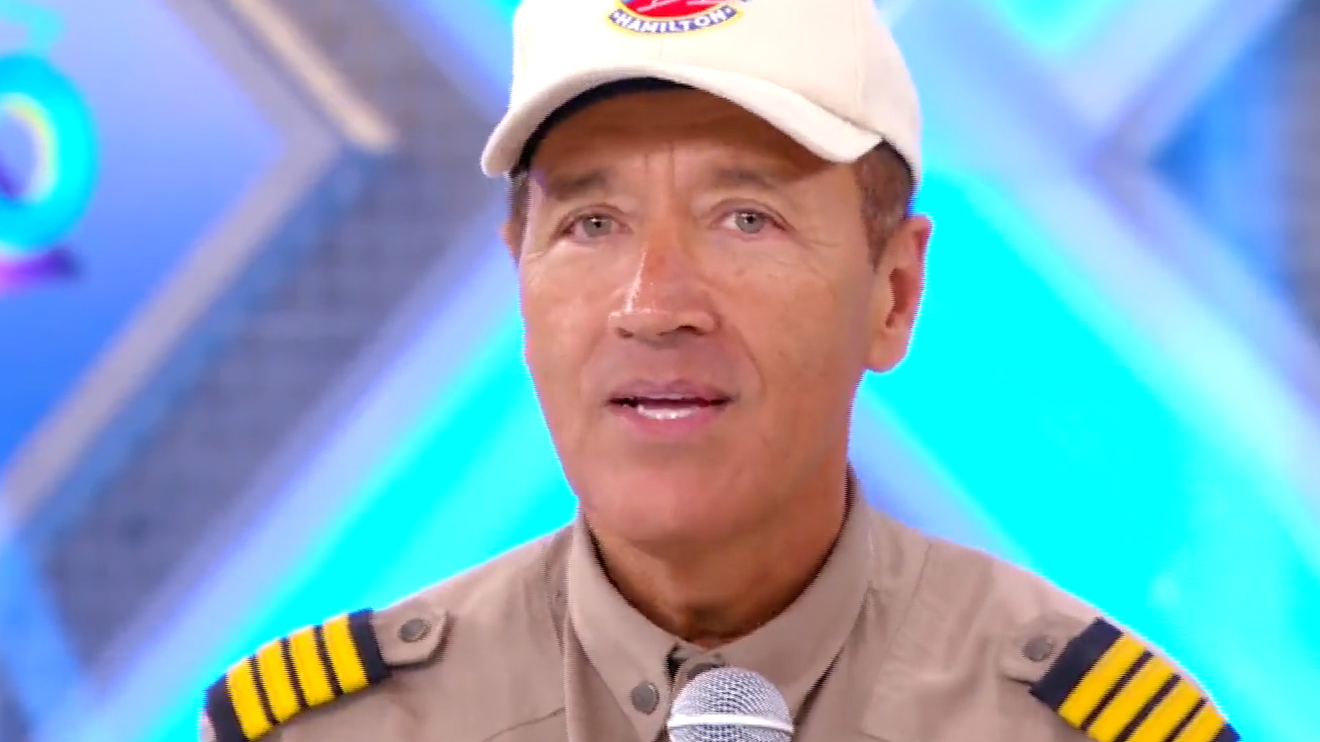 Comandante Hamilton reaparece no ‘Domingo Legal’ e se emociona: “Aperta o coração”