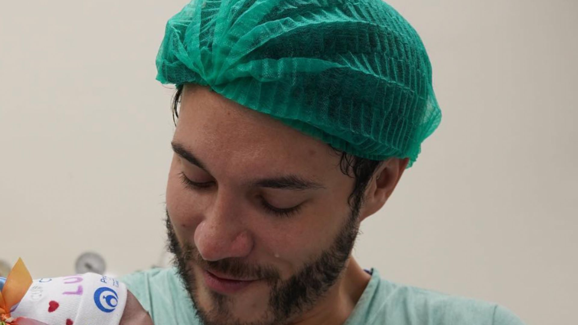 Aos prantos, Eliezer posa com a filha nos braços e fãs reagem: “Ela é linda”
