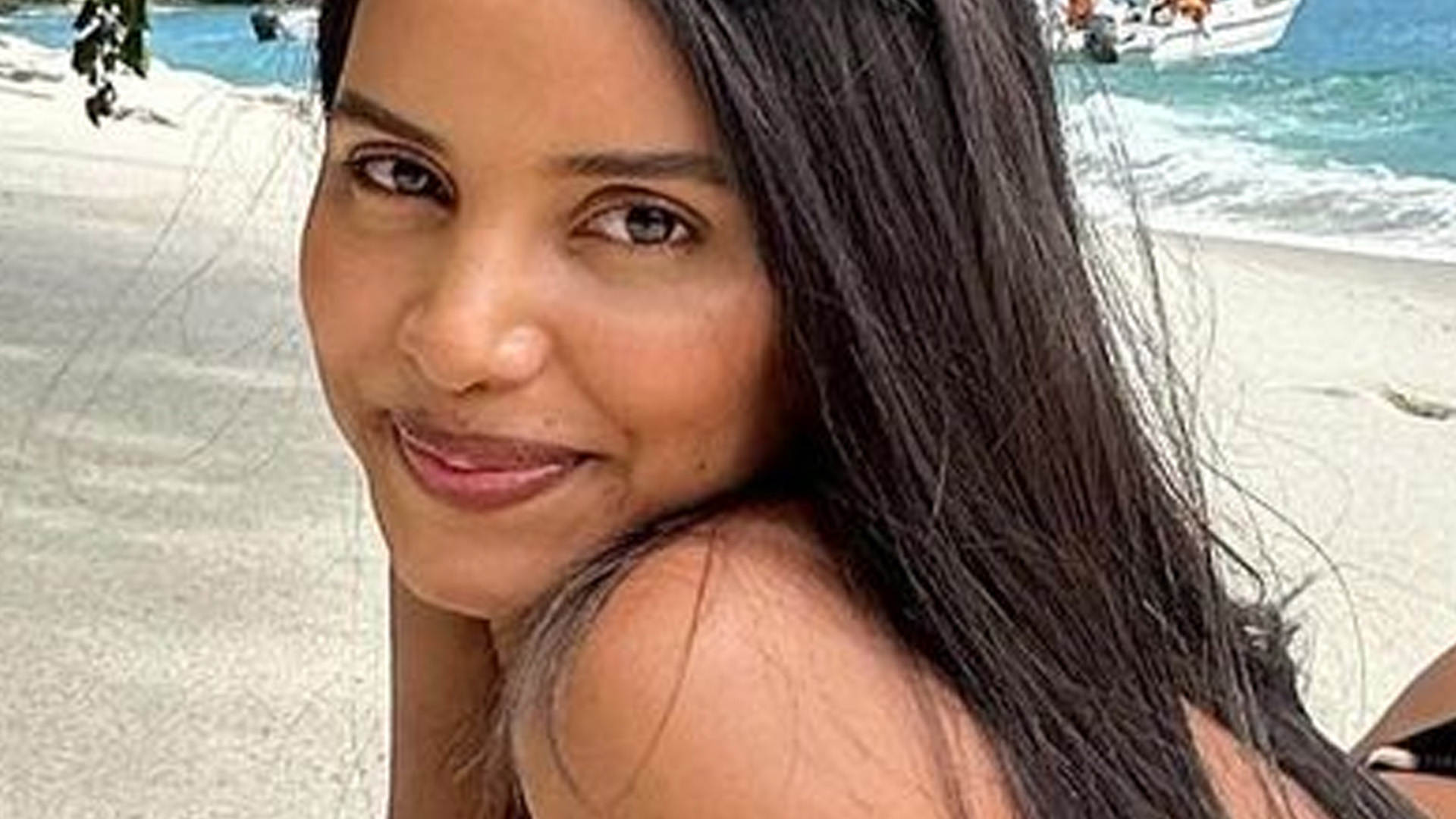 Ex-BBB Gleici Damasceno deita de bruços na praia e bronzeia bumbum: “Paraíso”