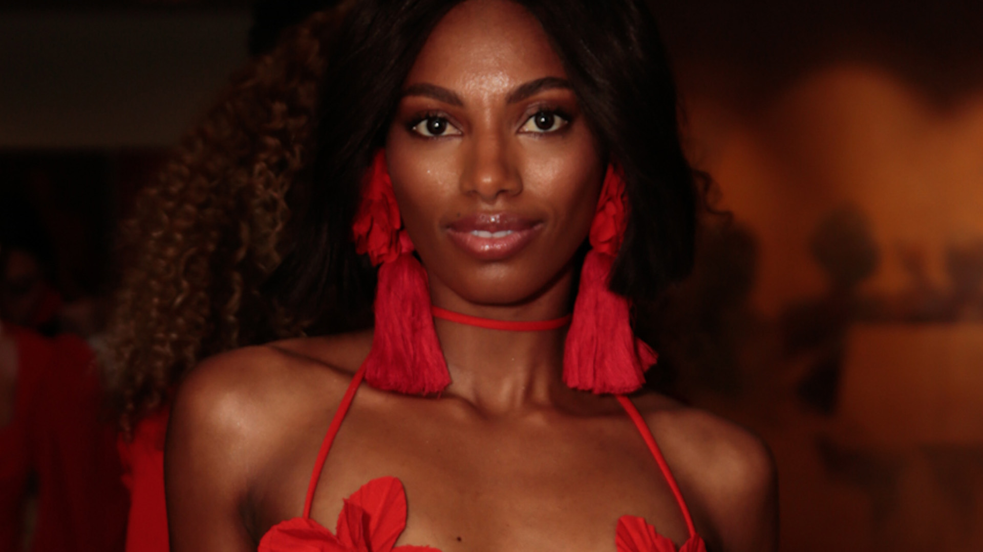 Ex-BBB Tina Calamba escandaliza evento fashion com look minúsculo cobrindo o mínimo