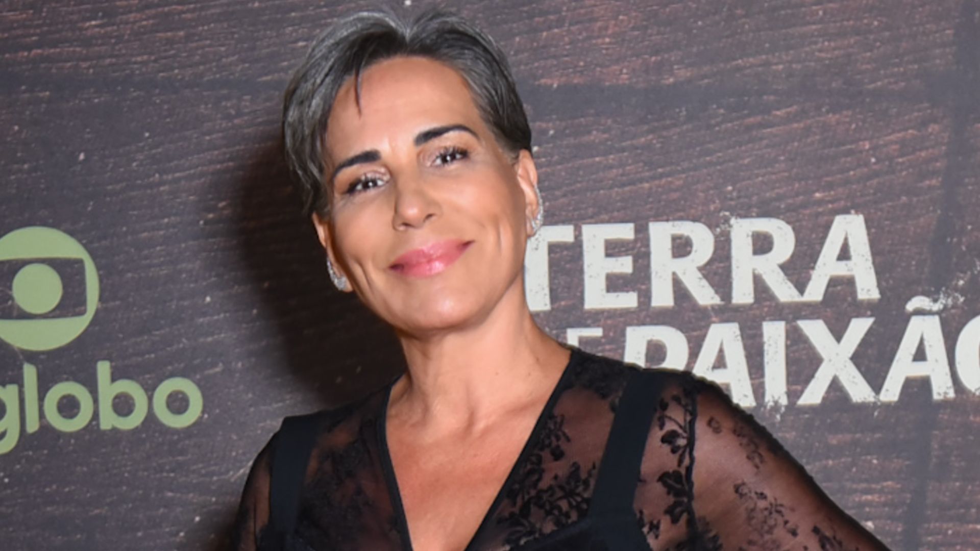 Aos 59 anos, Gloria Pires surge jovial e com muita transparência em look sofisticado