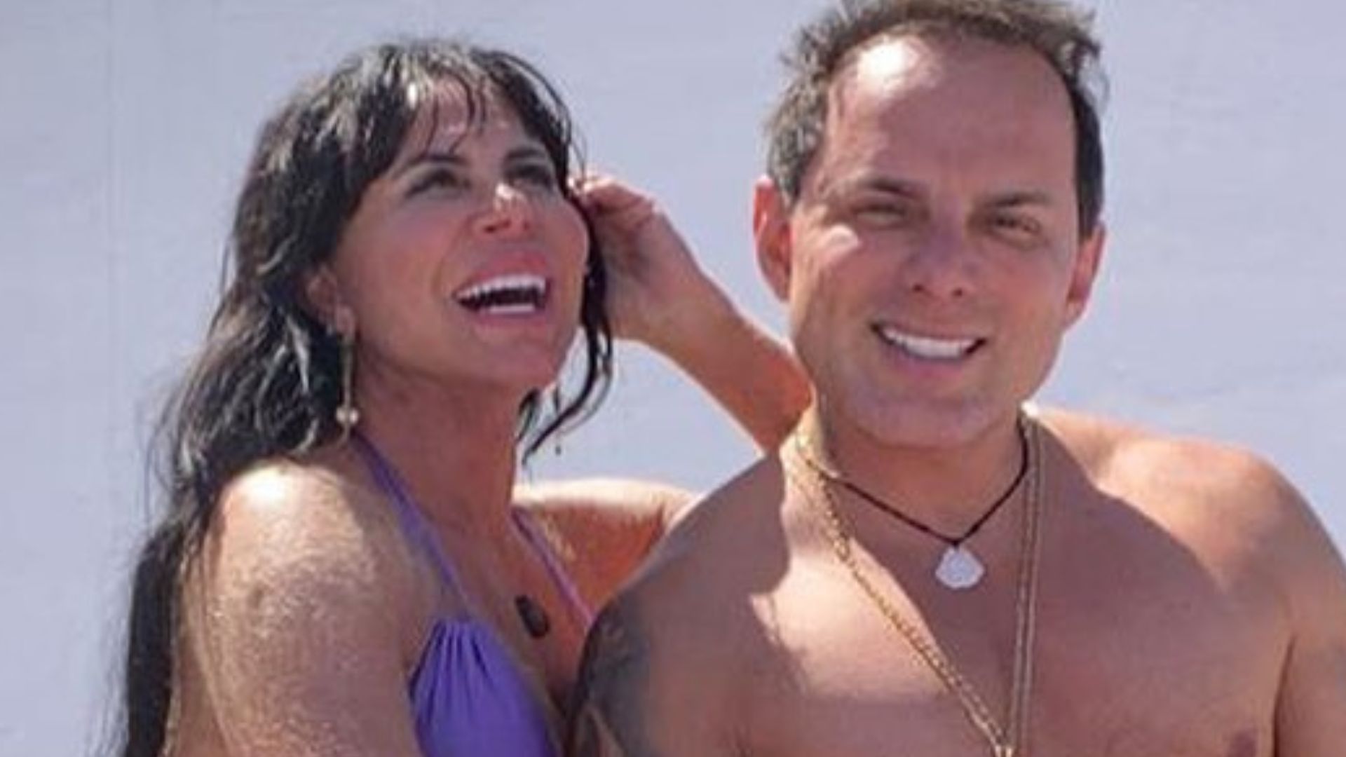 Com pelos dourados, Gretchen escancara pernões de biquíni ao lado do marido: “Delícia”