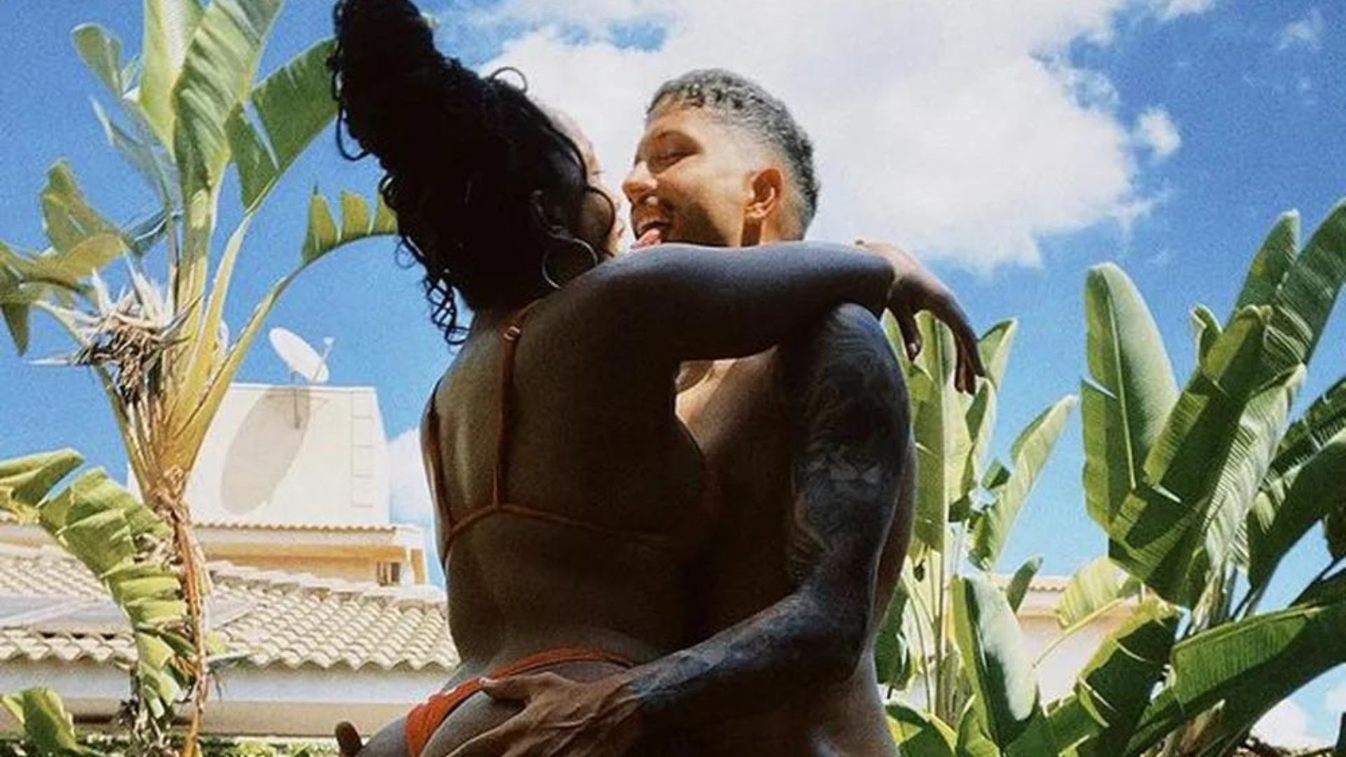 Iza ganha apalpada do namorado em foto de biquíni fio-dental: “Que casal”