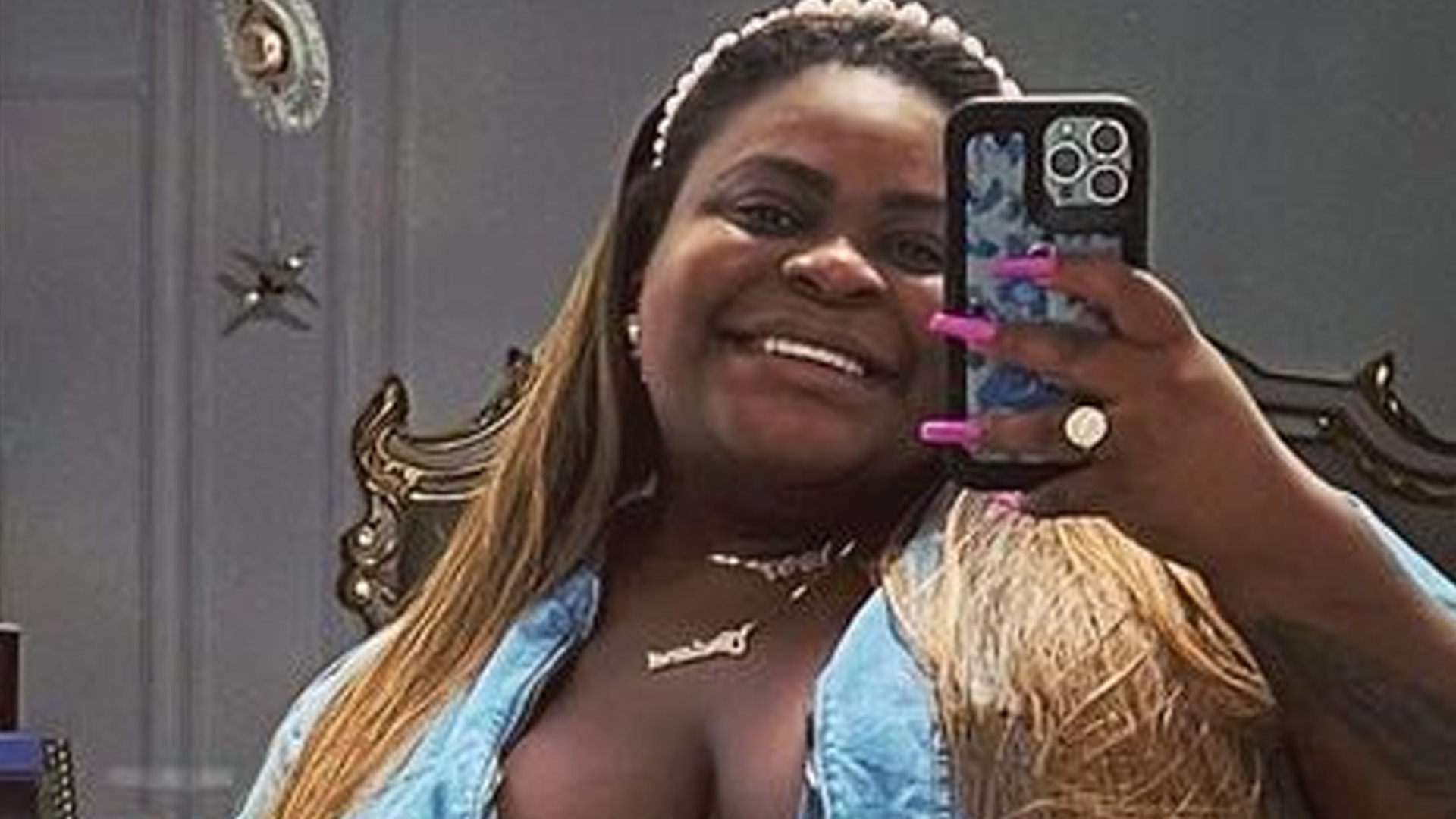 Jojo Todynho deixa macacão aberto e vai sem sutiã para faculdade: “Doutora”