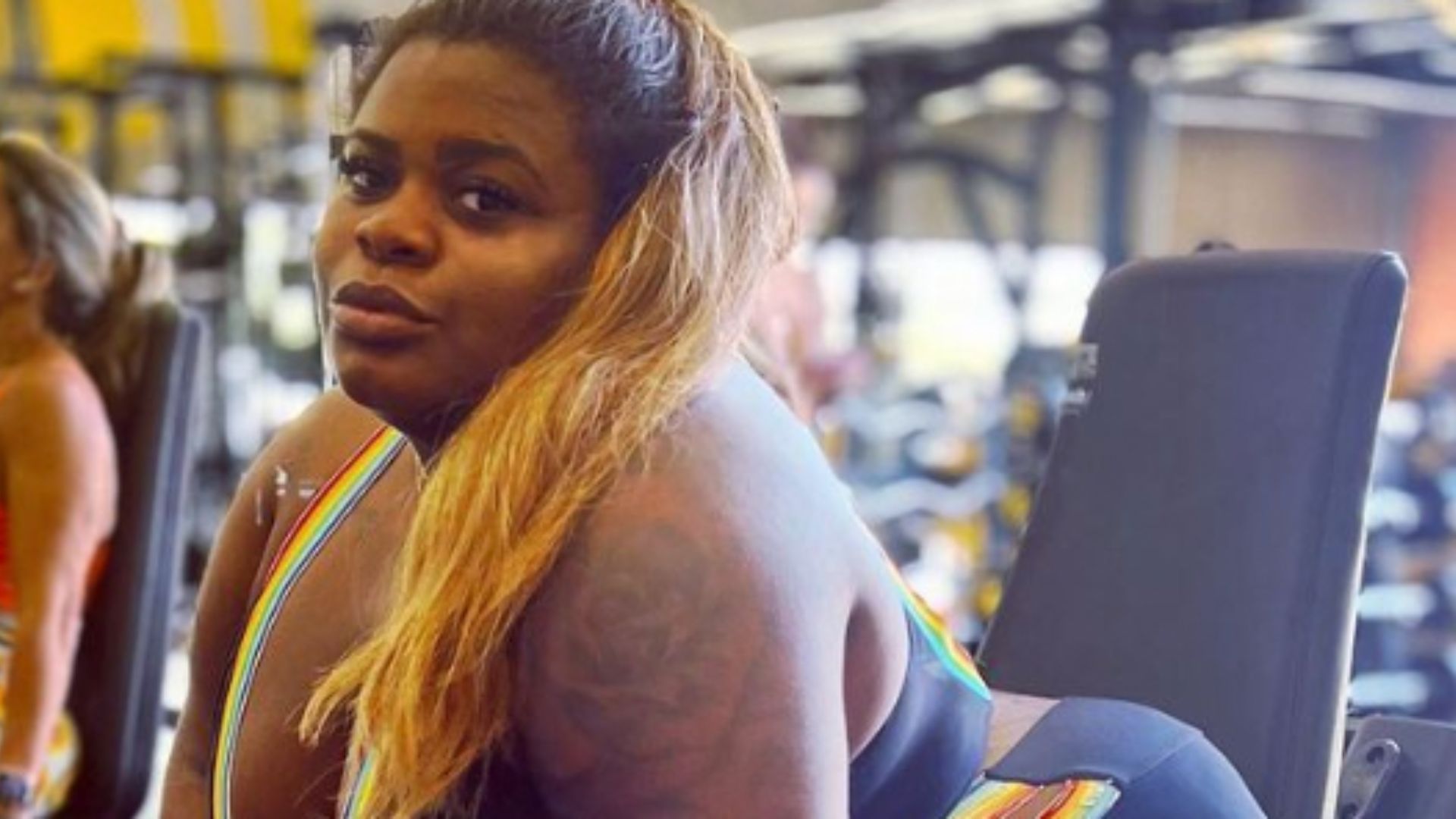 Jojo Todynho surge fininha e empina o bumbum na academia: “Magérrima”
