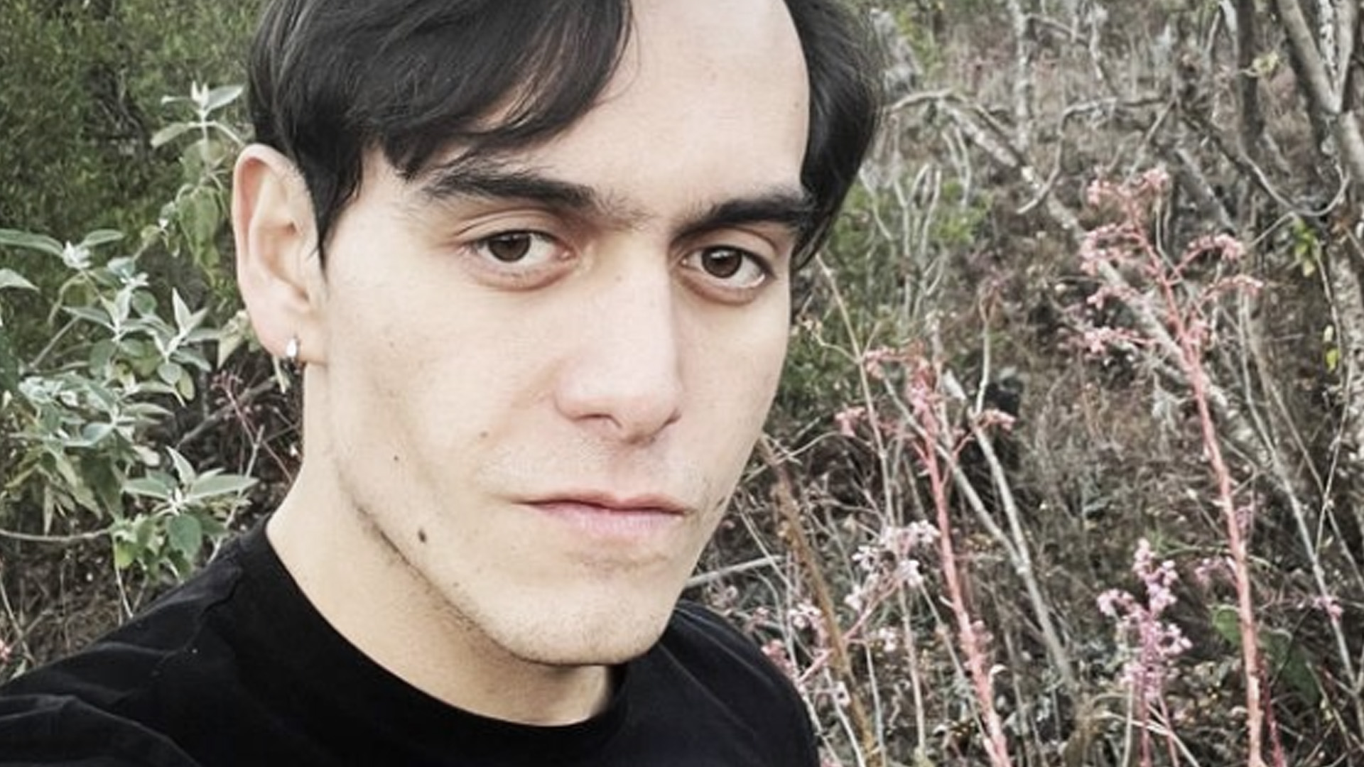 Ator de apenas 28 anos é encontrado morto e mãe revela causa: “Inconsciente”
