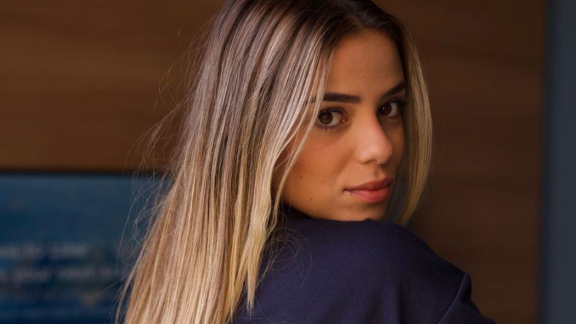 Volta por cima! Ex-BBB Key Alves dá agachadinha usando calcinha fio-dental: “Vem aí”
