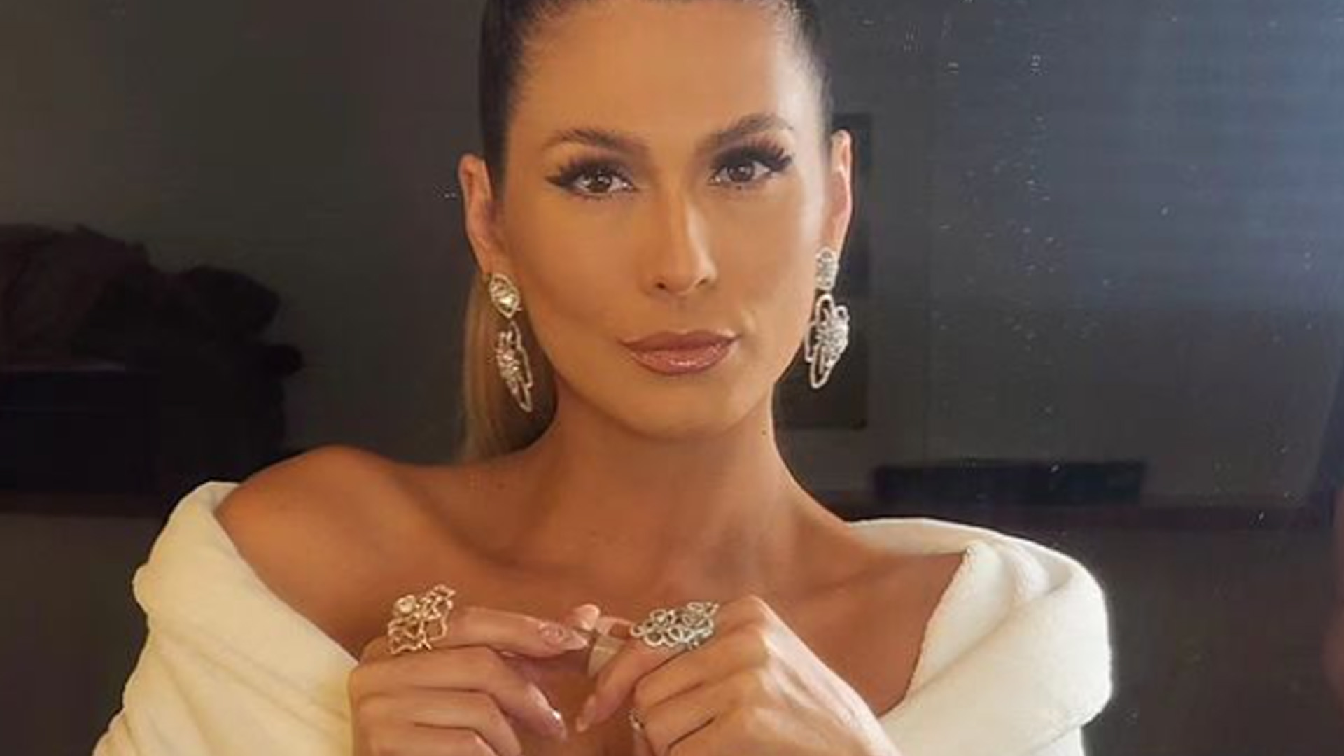 Sem nada por baixo, Lívia Andrade abaixa roupão e causa na web: “Perfeição”