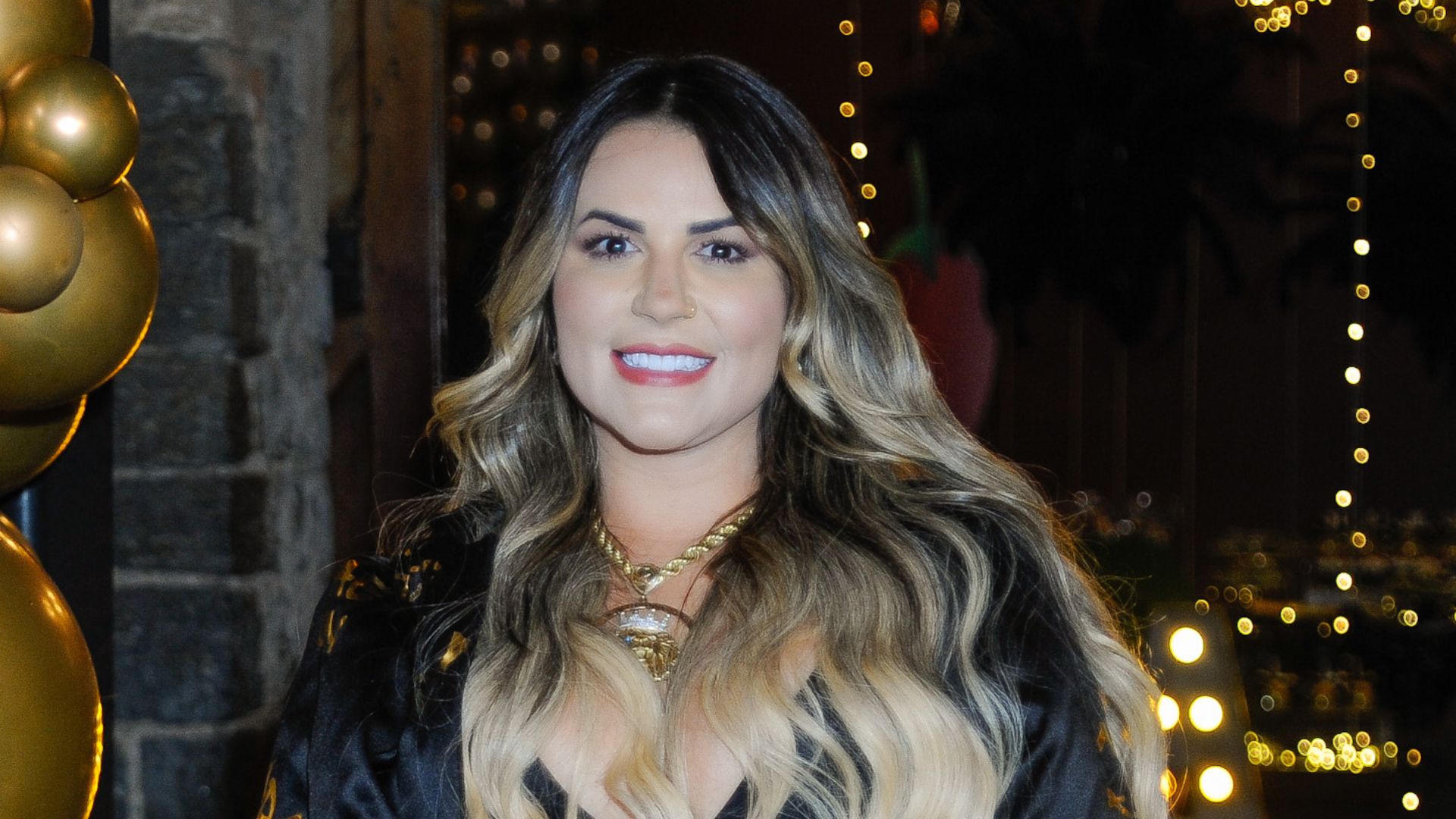Que barriga é essa? Deolane Bezerra causa com look ousado e cinturinha finíssima