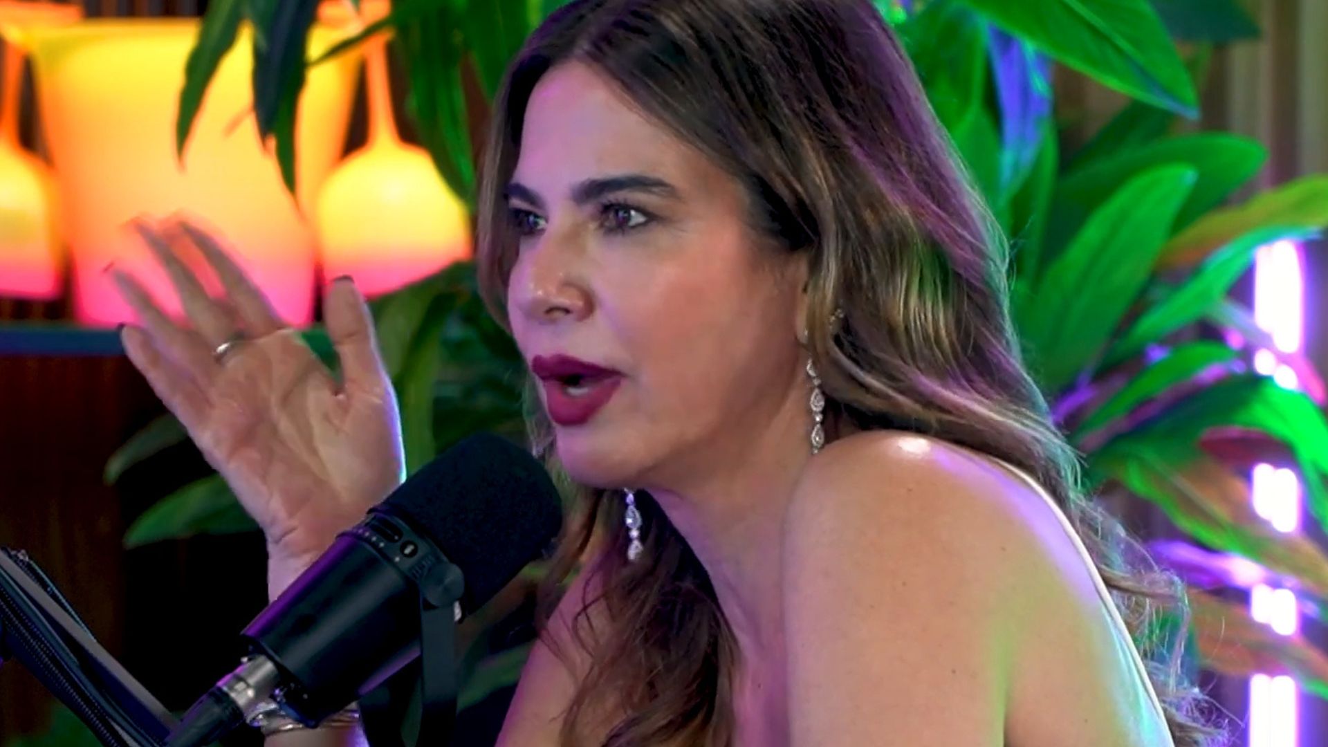 Luciana Gimenez assume sexo em avião e dá tutorial para transar em festas