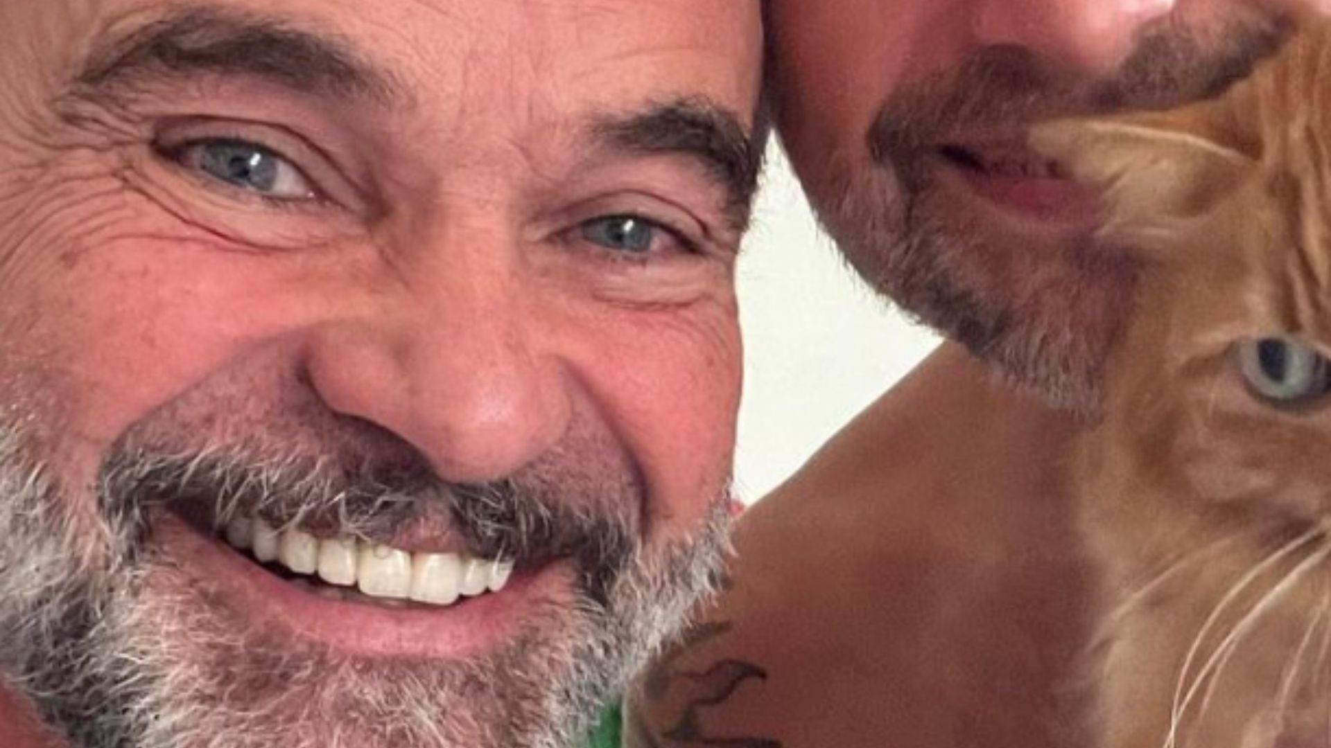 Matheus Carrieri publica foto rara com o filho de 38 anos: “Parecem irmãos”