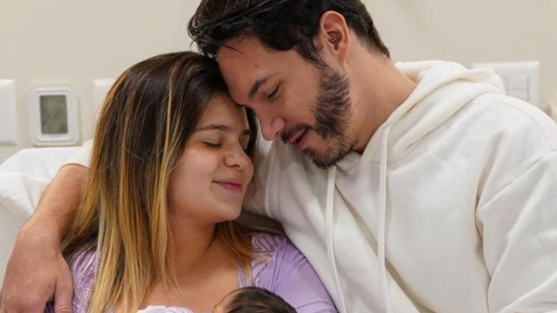 Ela chegou! Nasce filha de Viih Tube e Eliezer e web reage a primeira foto: “Coisa linda”