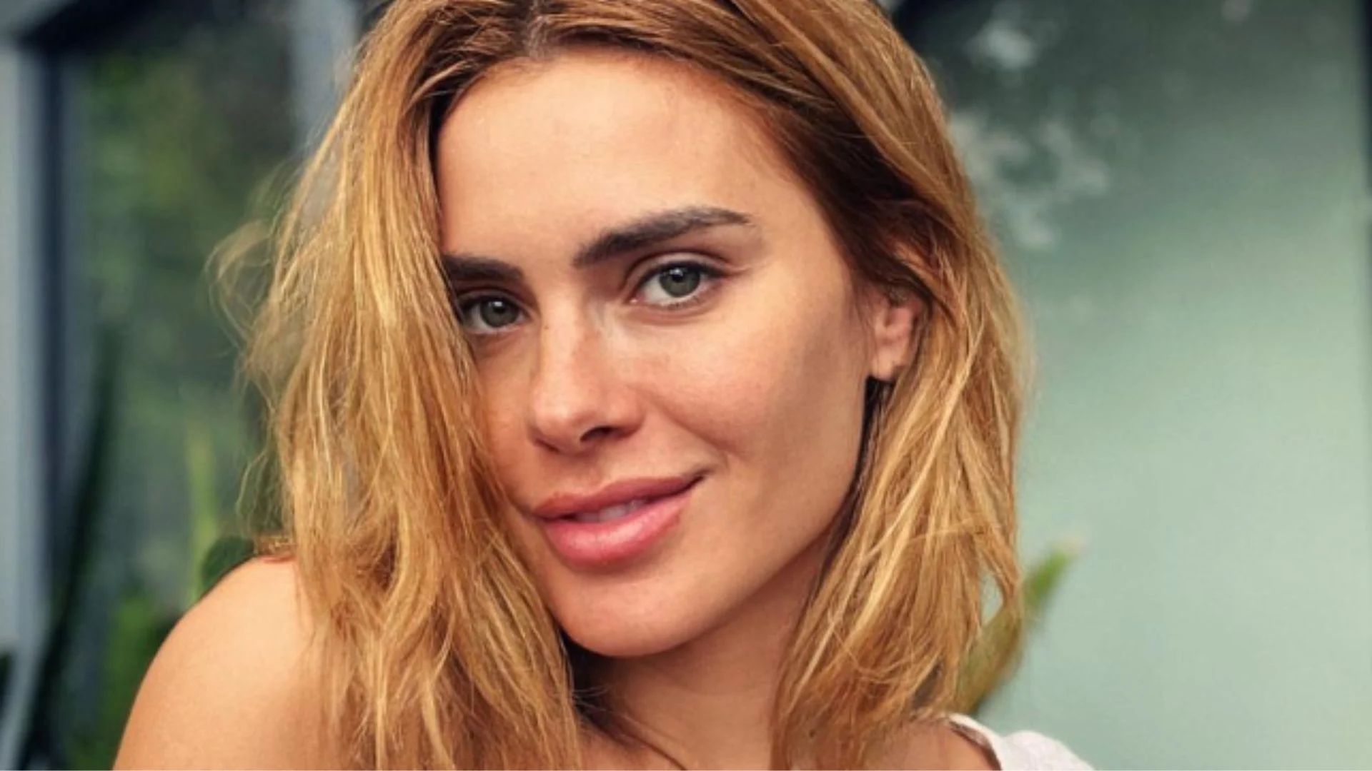 Natural! Carolina Dieckmann posa sem maquiagem e espanta com beleza: “Filtro pra que?”