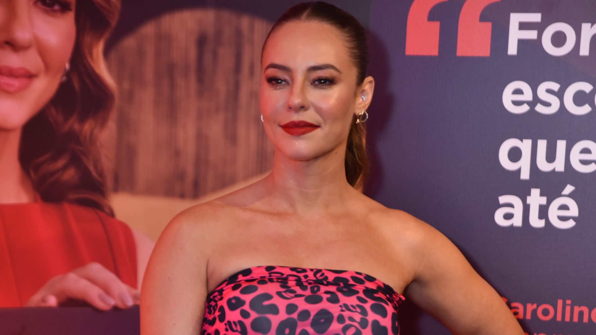 Em evento, Paolla Oliveira dispensa roupa íntima e surge embalada a vacuo