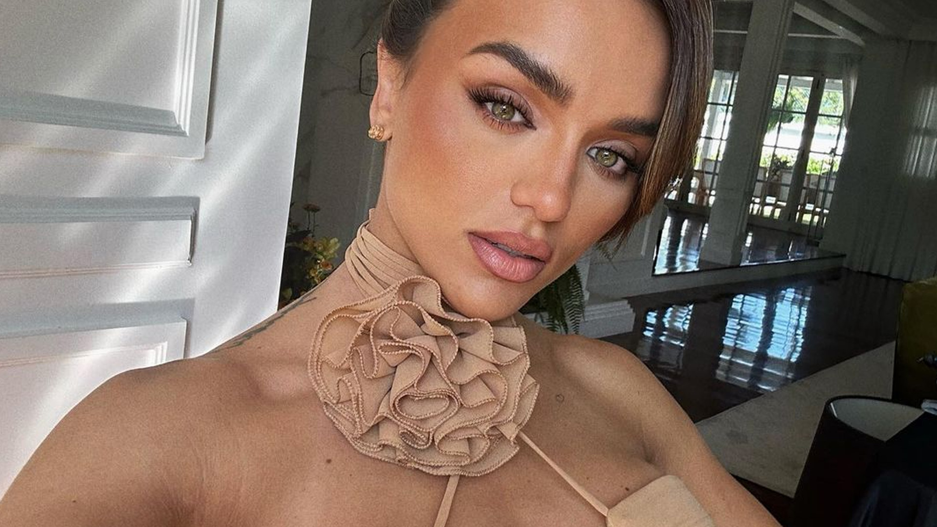 Rafa Kalimann capricha em decote até o umbigo e sensualiza: “Ô forma boa”