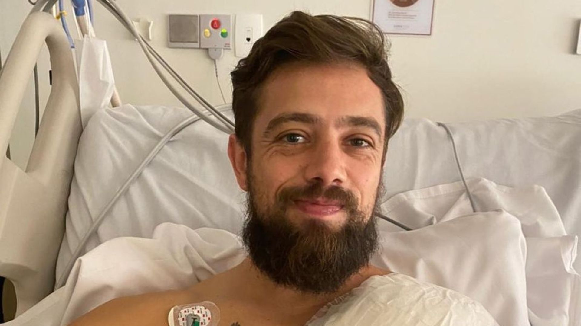 Rafael Cardoso se envolve em acidente de moto no Rio de Janeiro