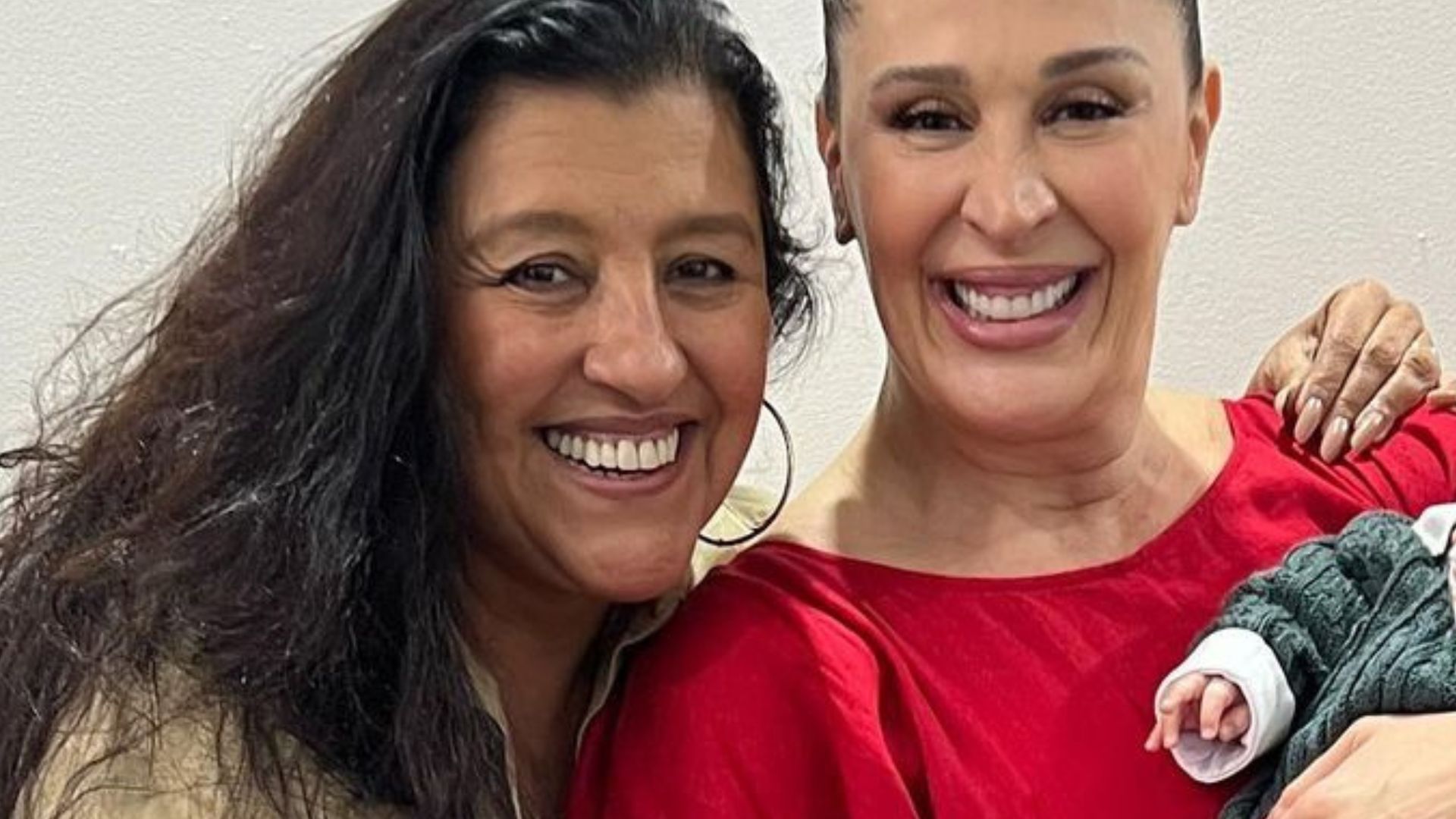 Regina Casé derrete fãs ao exibir encontro com Claudia Raia e Luca: “Foi lindo”