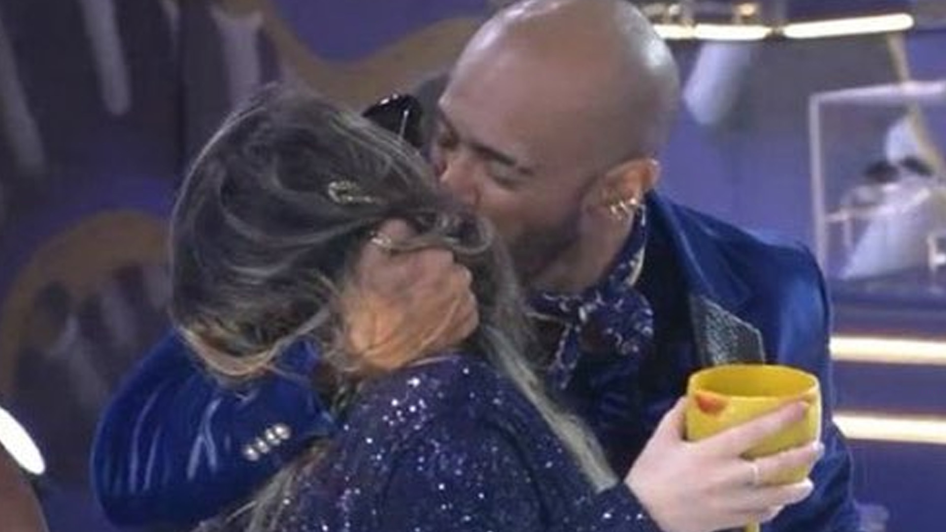BBB23: Beijou? Ricardo Alface e Amanda se agarram na festa e público surta