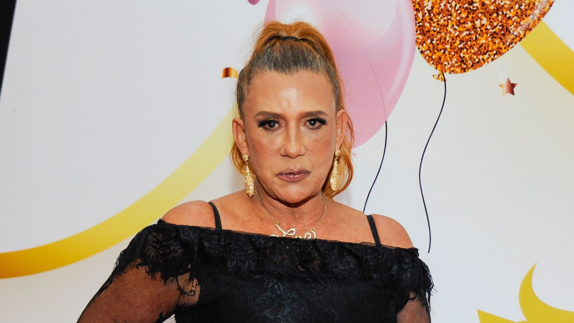 Body cavado, pernas de fora e transparência: Rita Cadillac causa em premiação erótica