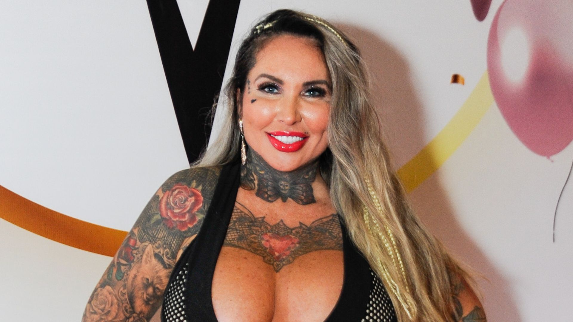 Lembra dela? Sabrina Boing Boing reaparece e coloca ‘comissão de frente’ pra jogo