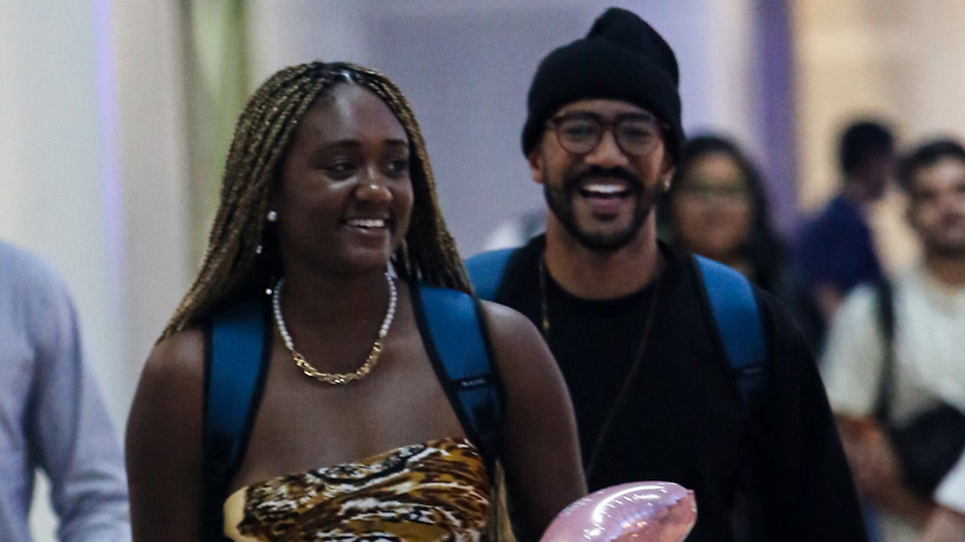 Virou namoro? Ex-BBBs Sarah Aline e Ricardo Alface embarcam juntos no Rio