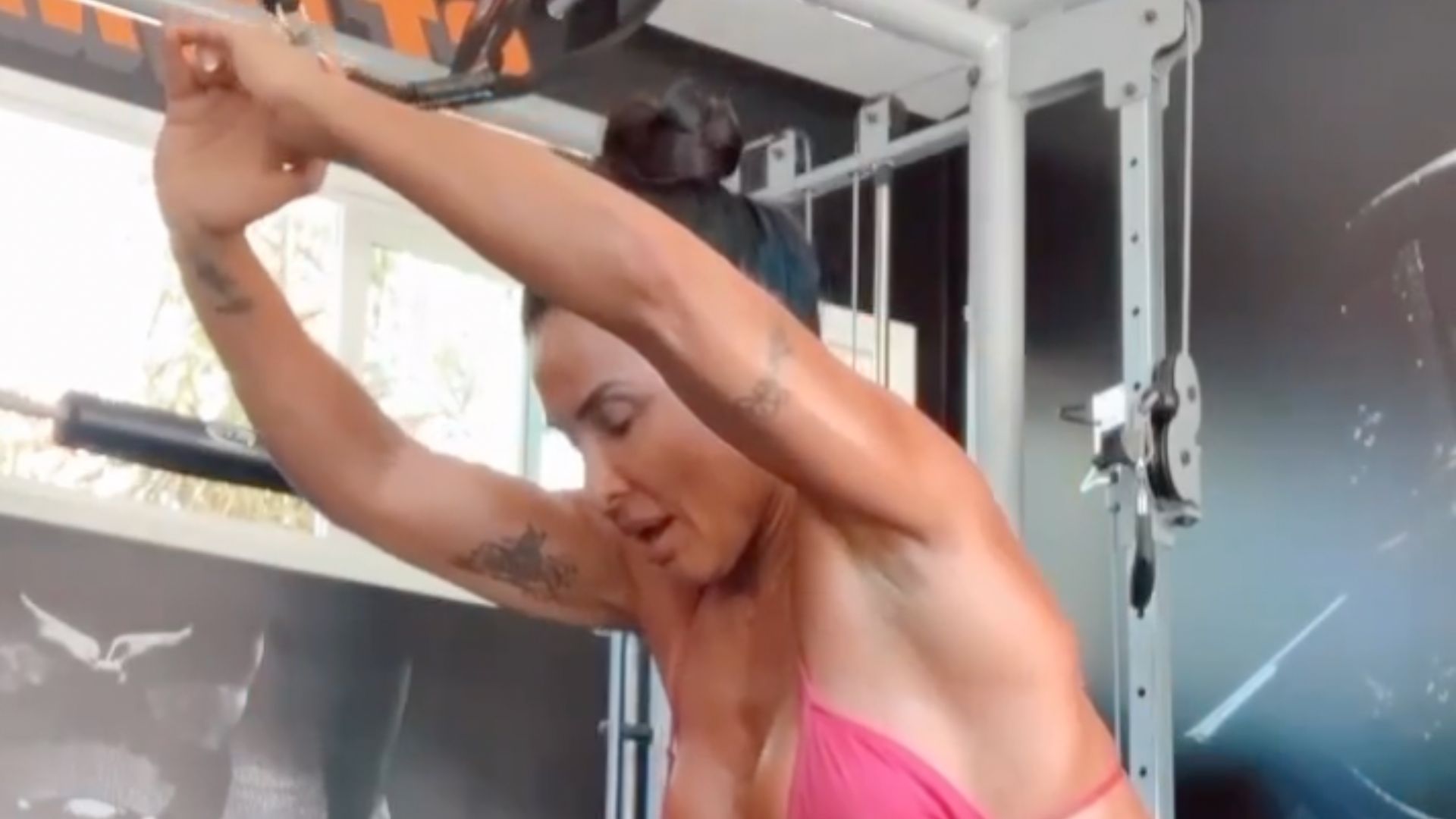 Scheila Carvalho treina sem roupa íntima e shortinho quase explode: “Aflição”